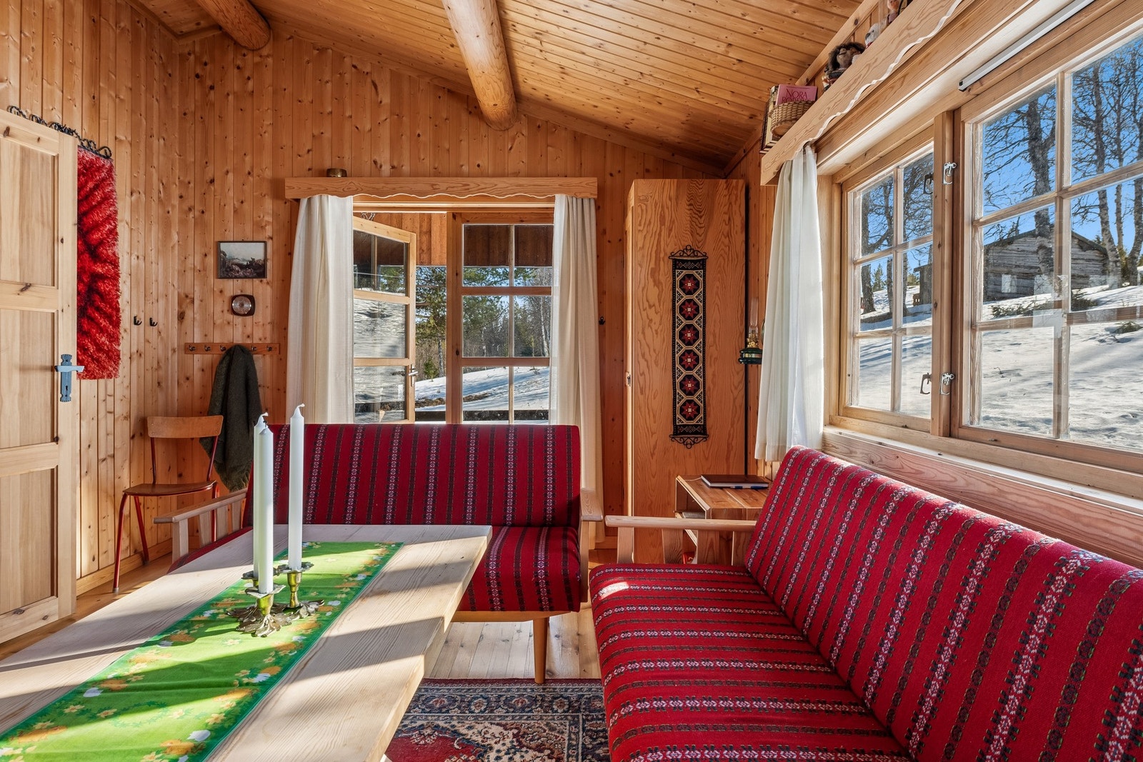 Området rundt hytten byr på gode jaktmuligheter for småvilt, dette må søkes til kommunen. Galleribilde