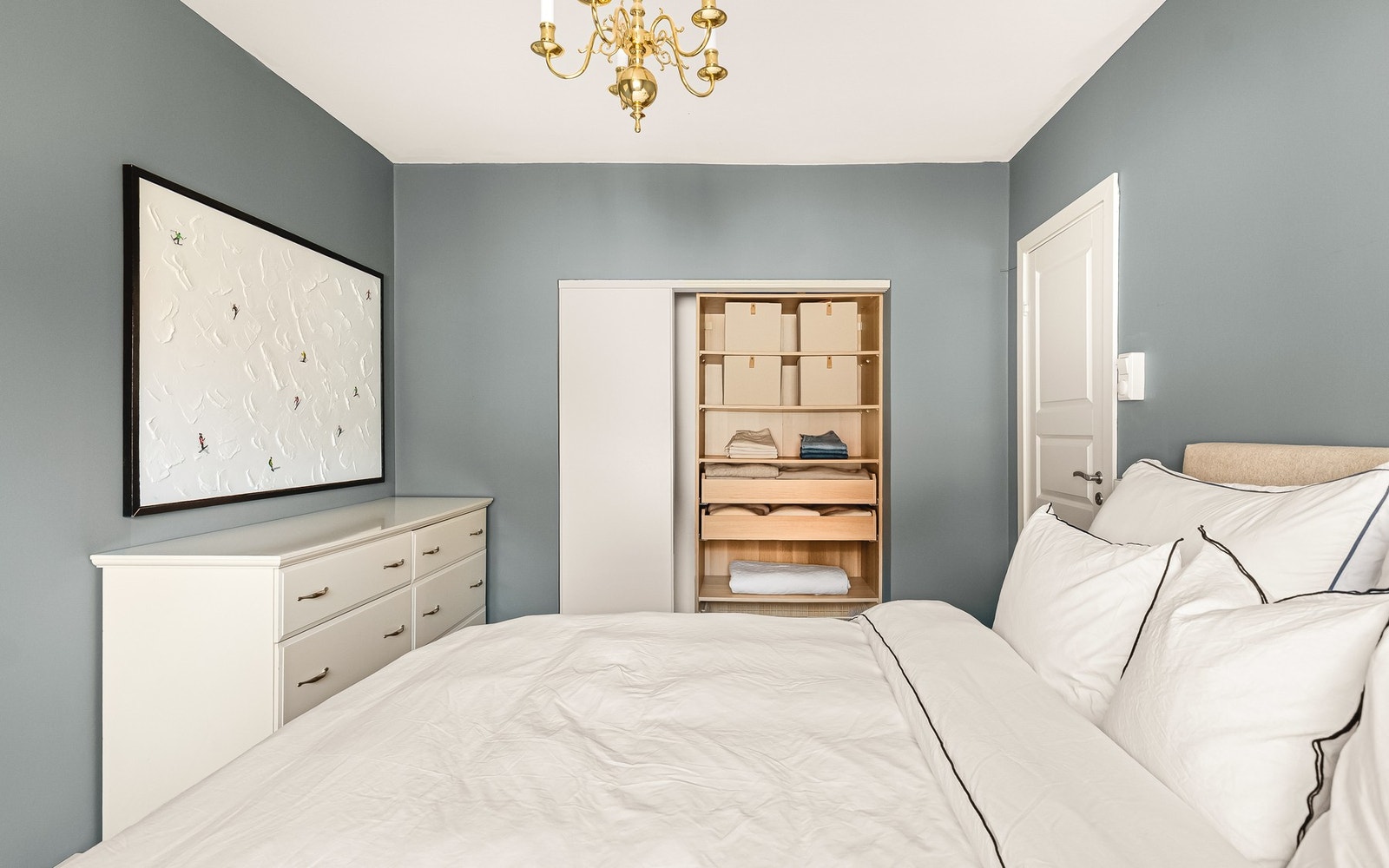 Her er også stor skyvedørsgarderobe med Pax innredning. Galleribilde