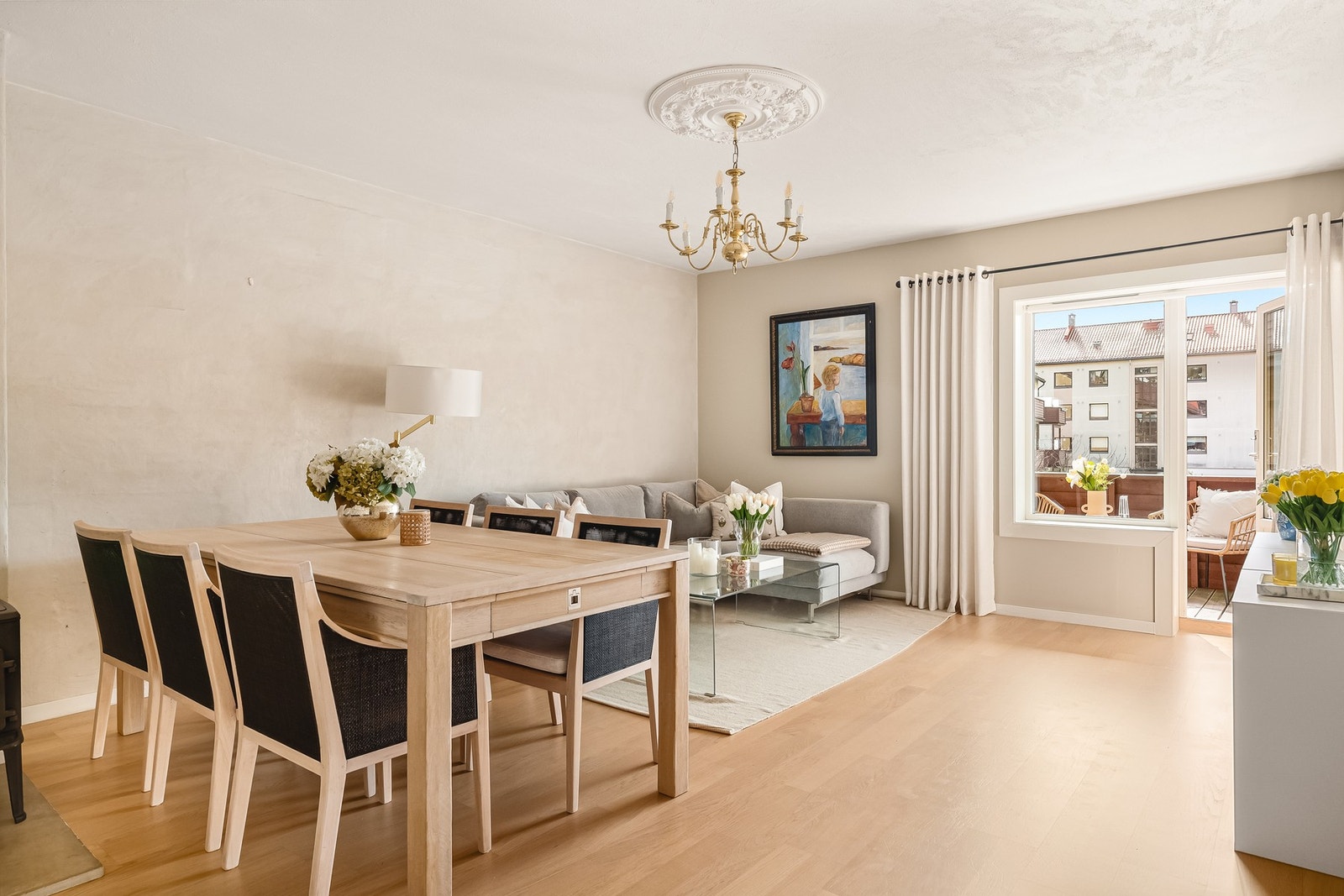 Fra inngangspartiet ledes man naturlig inn til boligens samlingspunkt, stuen. Galleribilde