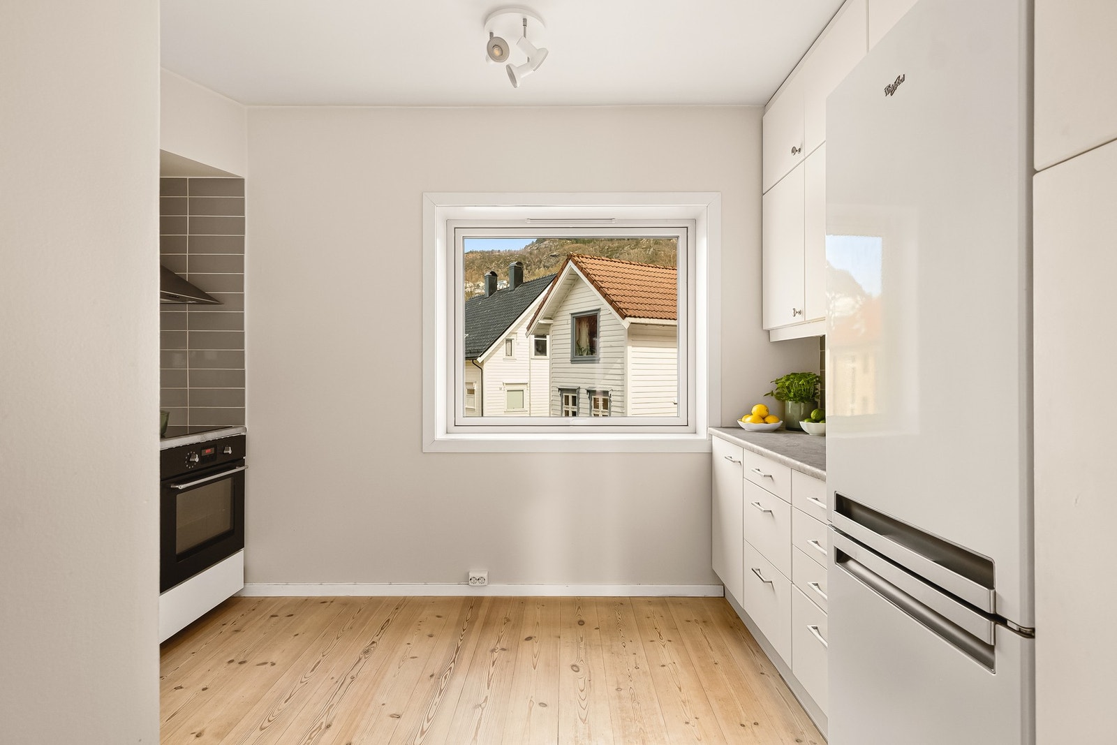 Kjøkkenet framstår tidløst og er innredet med slette fronter og laminert benkeplate. Galleribilde