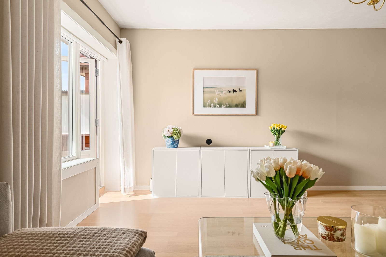 Store vindusflater slipper inn rikelig med lys og skaper en lun og god atmosfære. Galleribilde