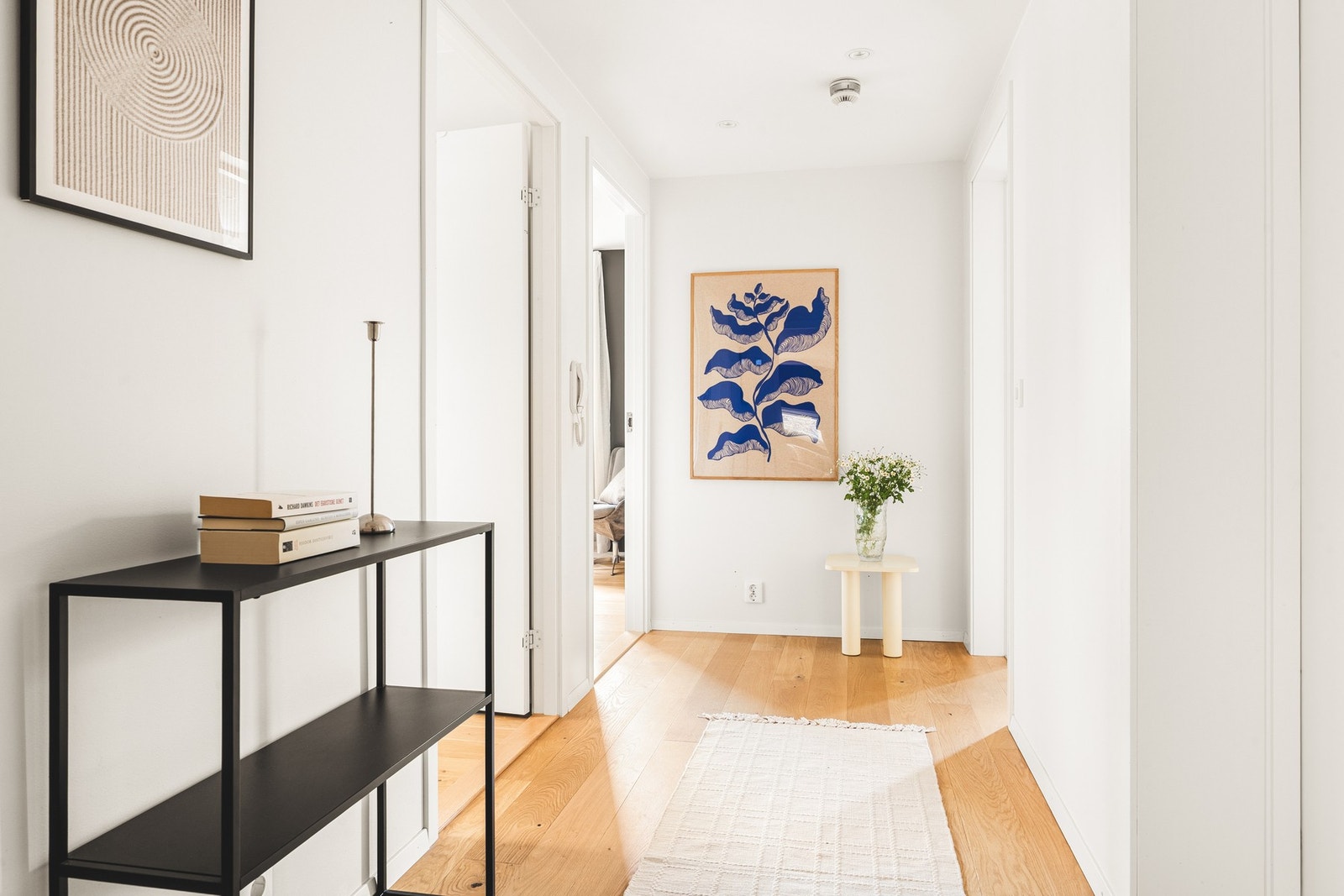 Det er lagt opp spotter i tak gjennom hele leiligheten. Galleribilde