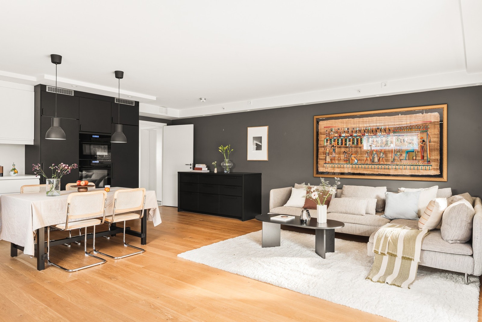 Her har du mulighet til å møblere etter eget ønske, med plass til en stor sofa og spisebord. Galleribilde