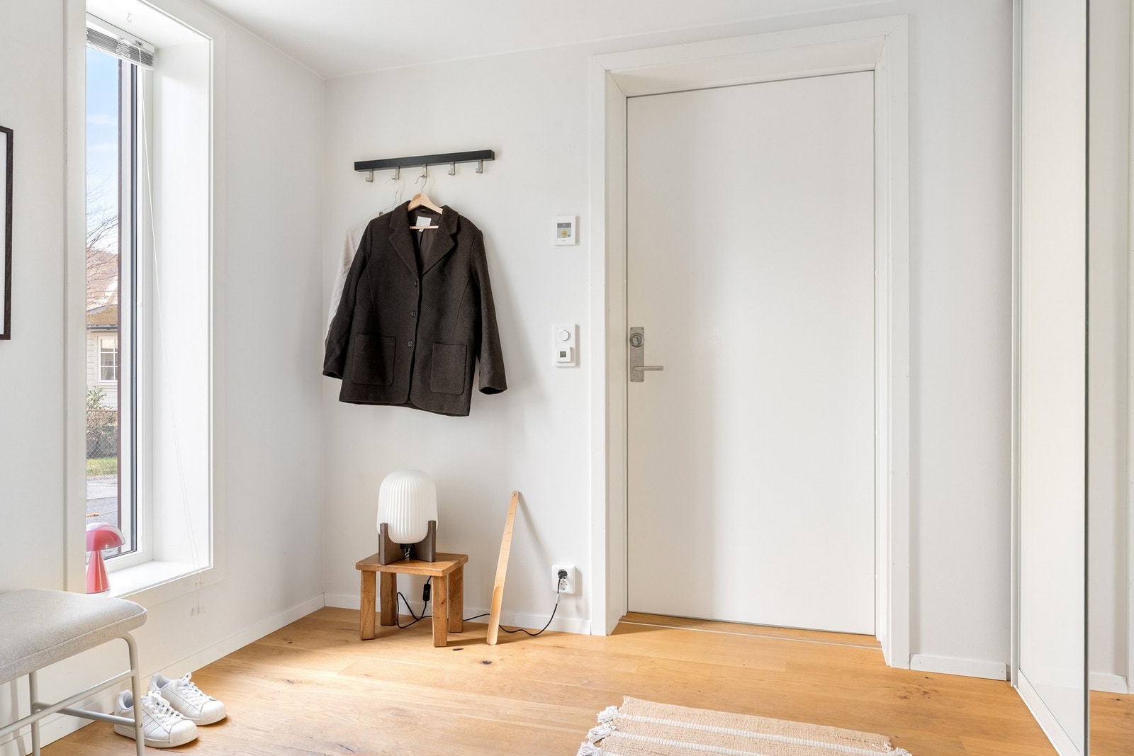 Du ønskes velkommen hjem av en romslig entré med plass til oppbevaringsmøblement for ytterjakker og sko. Galleribilde