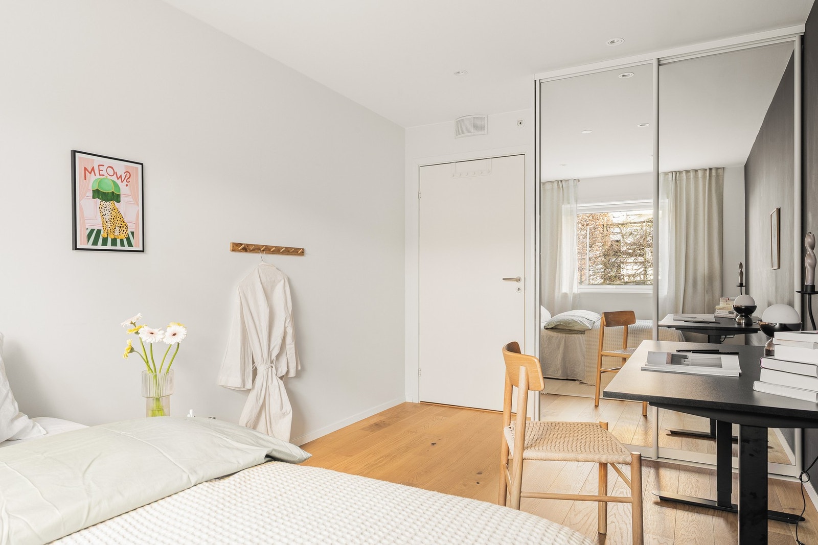Rommet har en romslig skyvedørsgarderobe som medfølger til glede for ny eier. Galleribilde