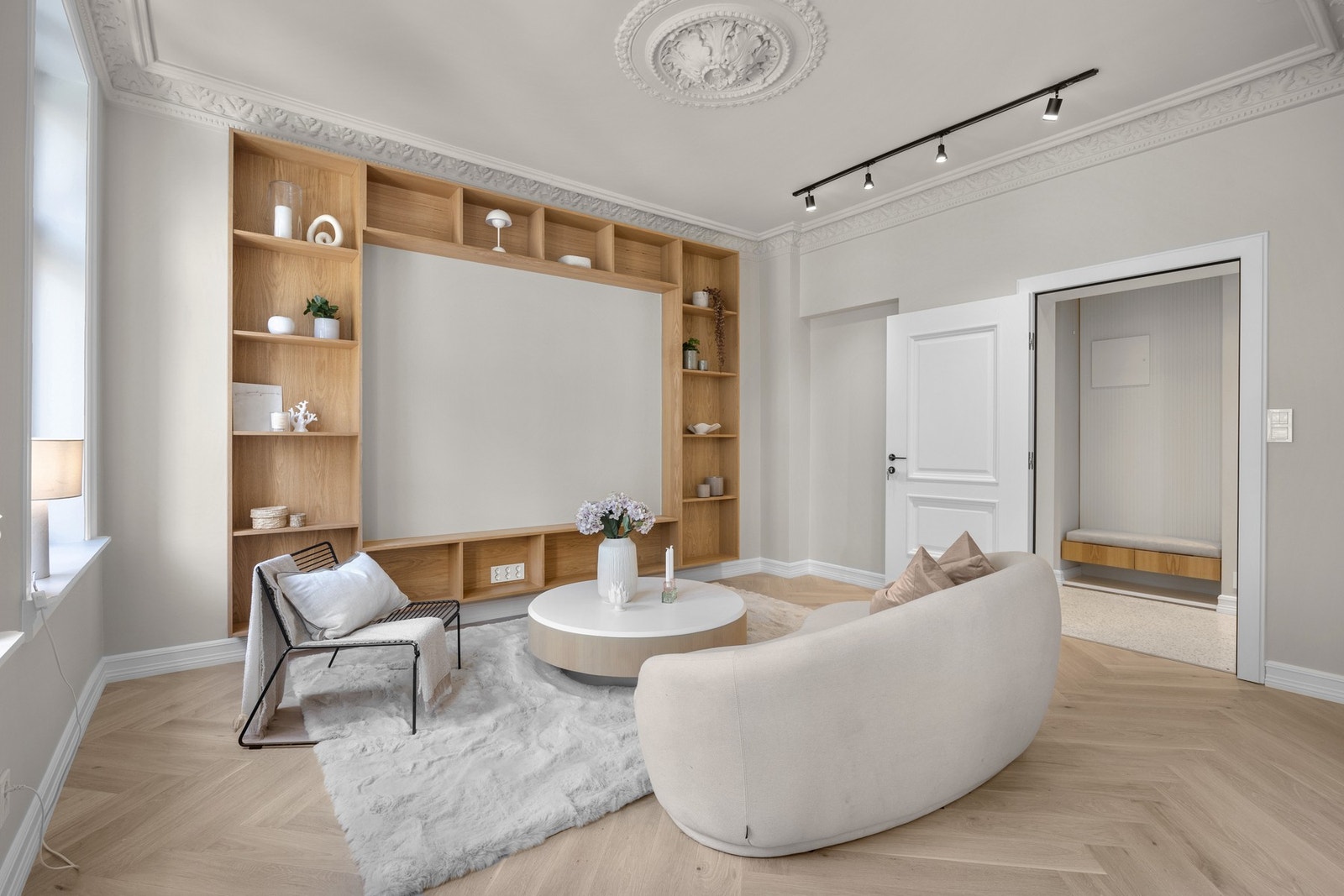 TV-stuen er møblert med sofa, sittegruppe og stuebord. Galleribilde
