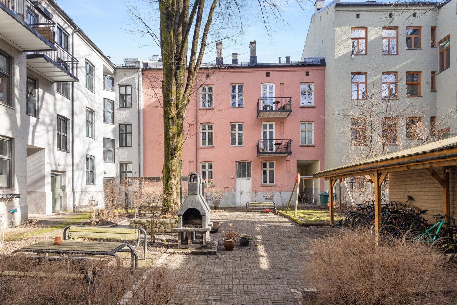 Hyggelig bakgård med beplantninger og sittegrupper. Galleribilde