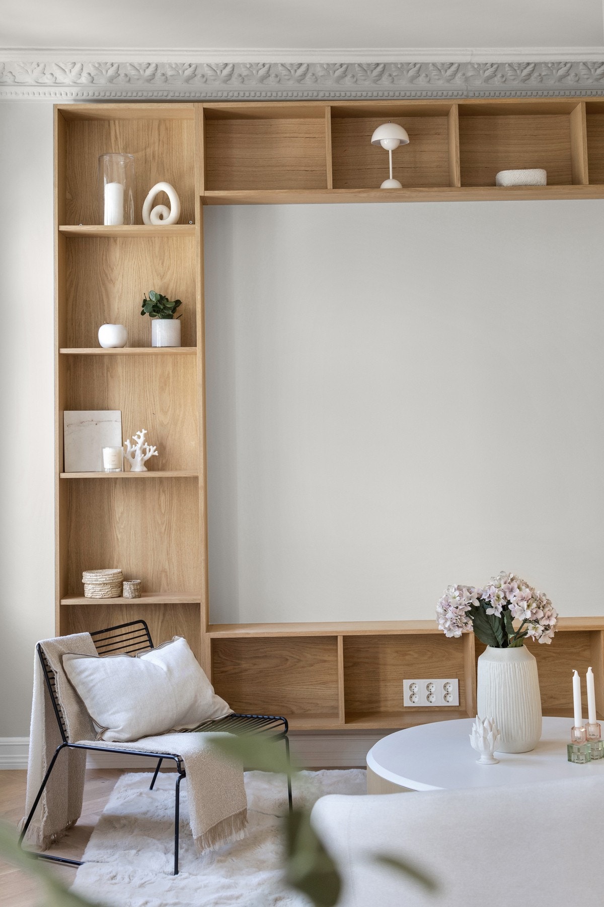 Hyllene passer å innrede med interiør som bøker, vaser, lys, pynt og diverse. Galleribilde