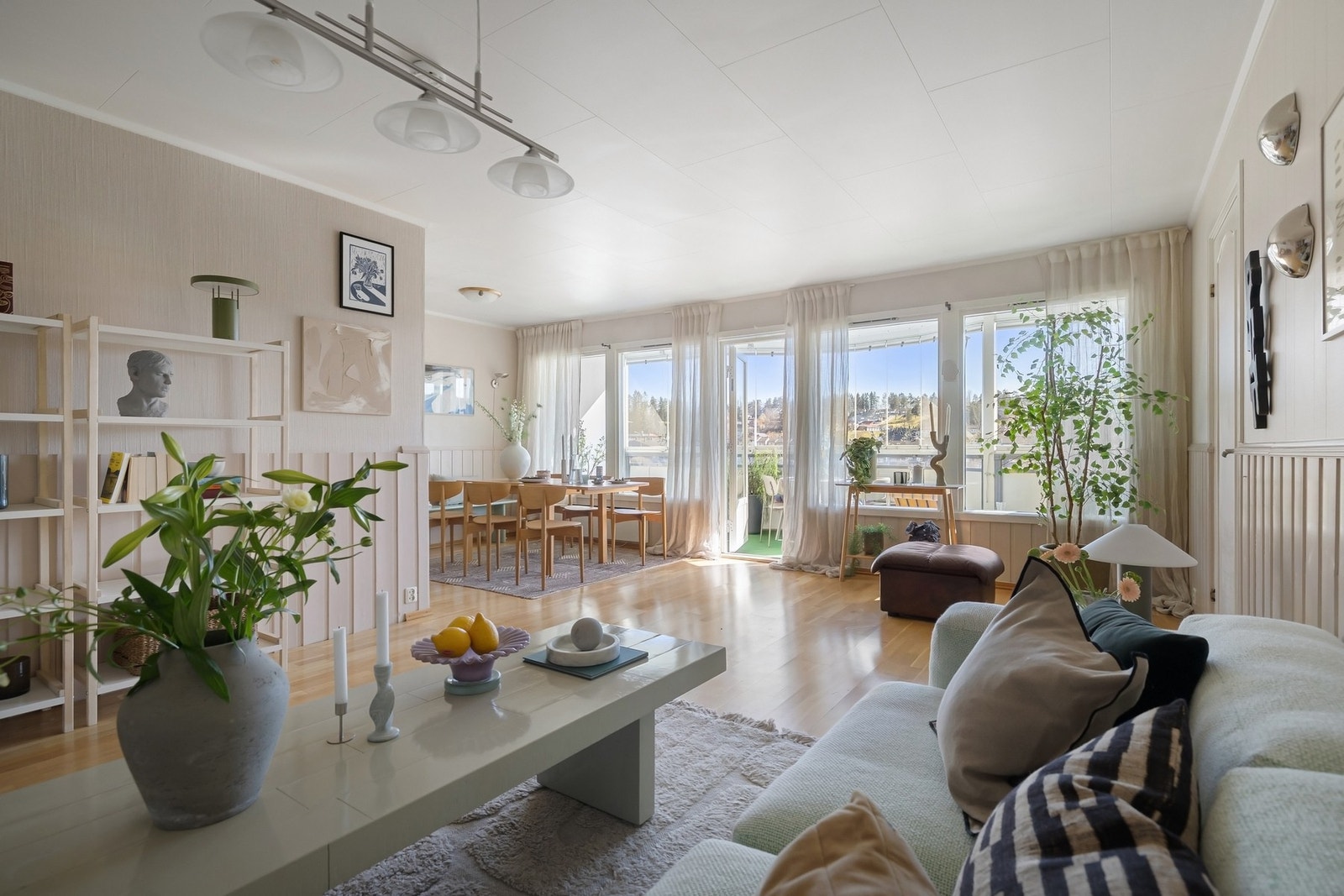 Åpen og luftig stue - perfekt for både avslapning og sosiale sammenkomster Galleribilde