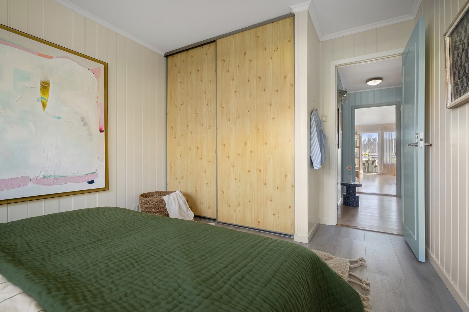 Lyst og trivelig rom med flere bruksmuligheter Galleribilde