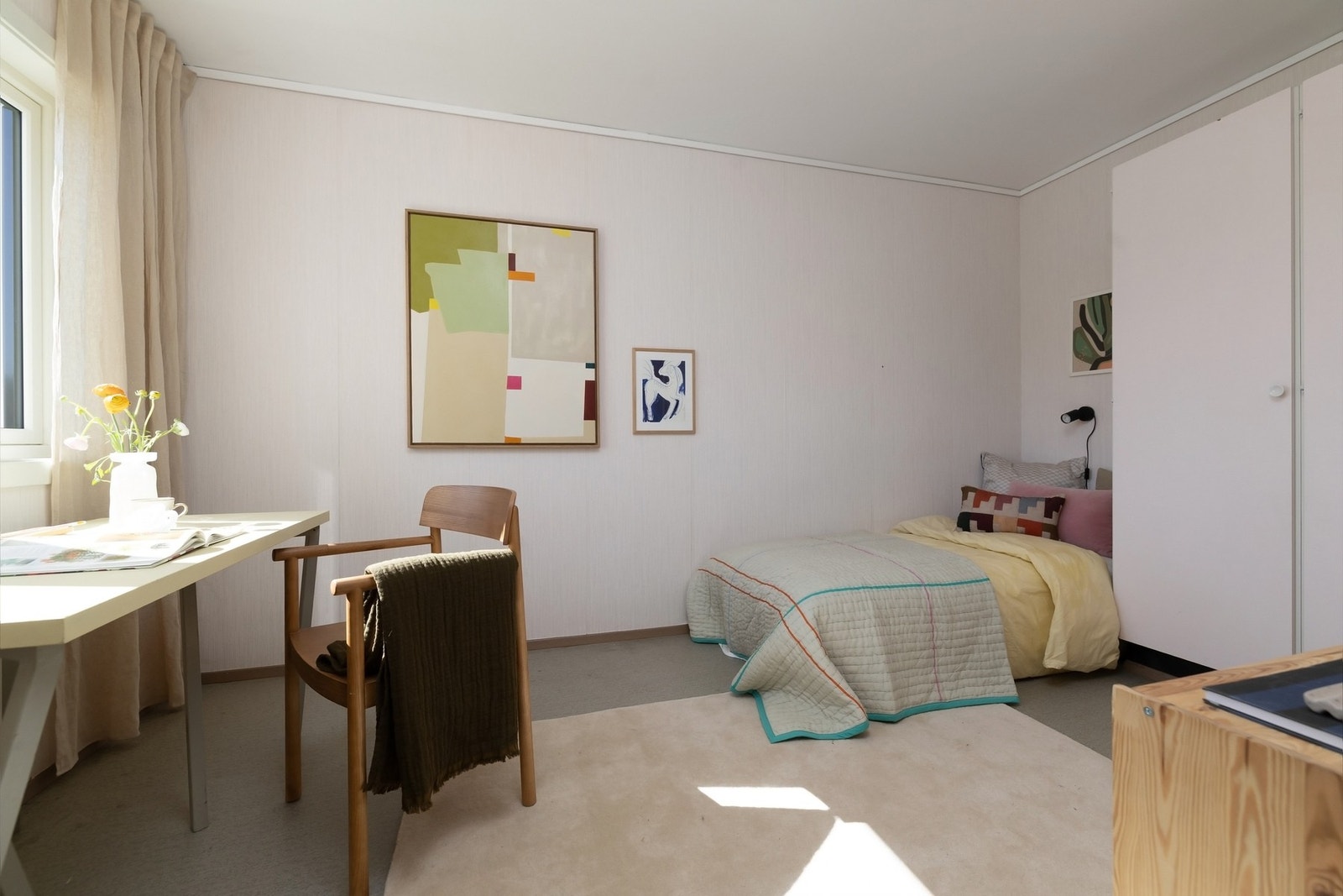 Soverom III med adkomst fra stuen - fleksibelt rom med flere bruksområder Galleribilde