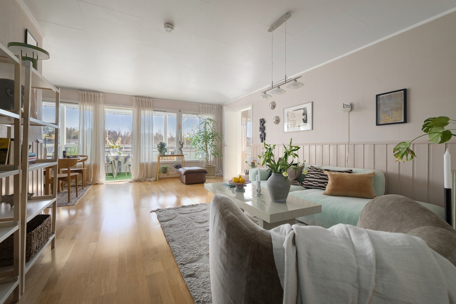 Innbydende stue med plass til både sofagruppe og spisebord. Galleribilde