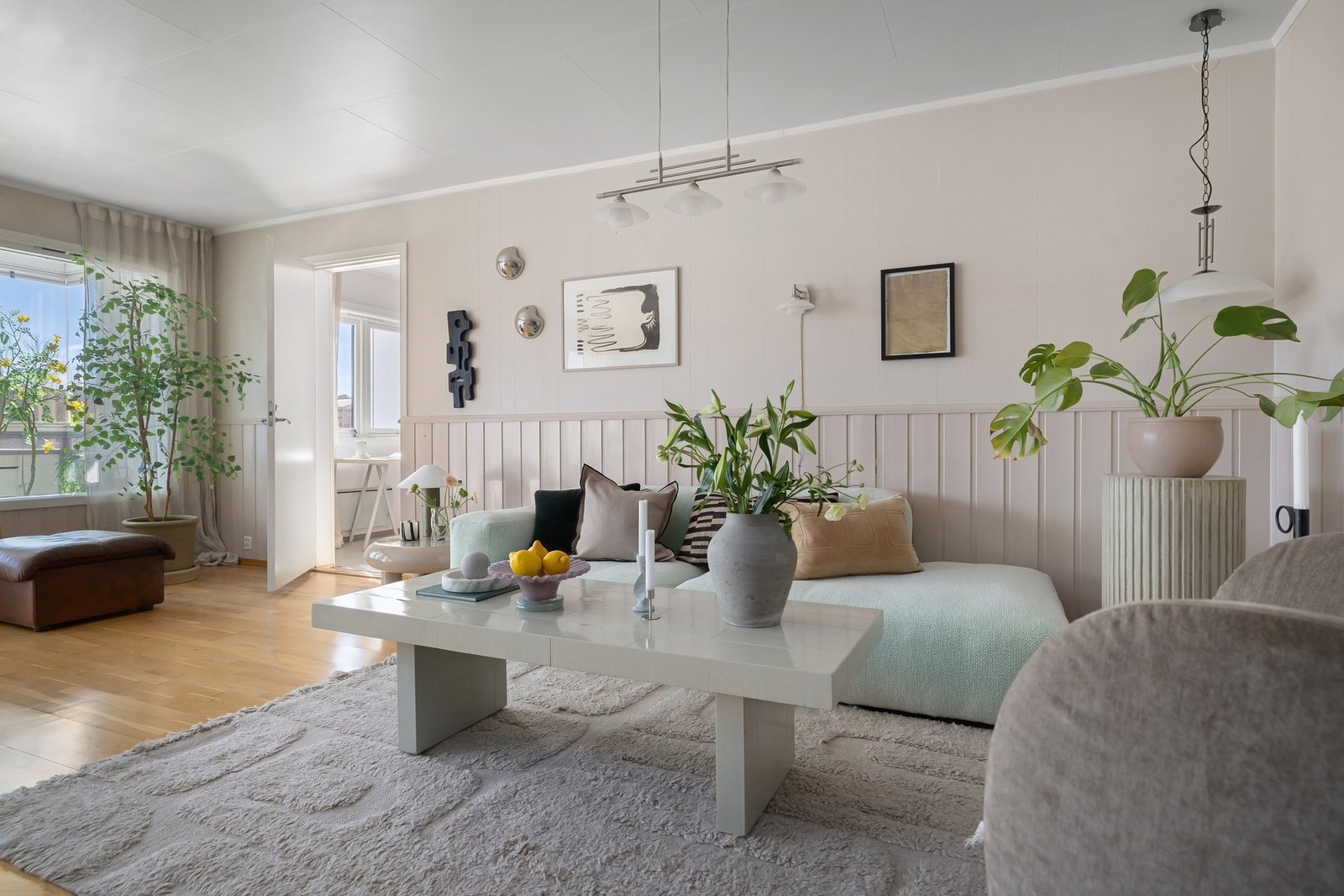 Trivelig stue med store vindusflater som slipper inn rikelig med dagslys Galleribilde