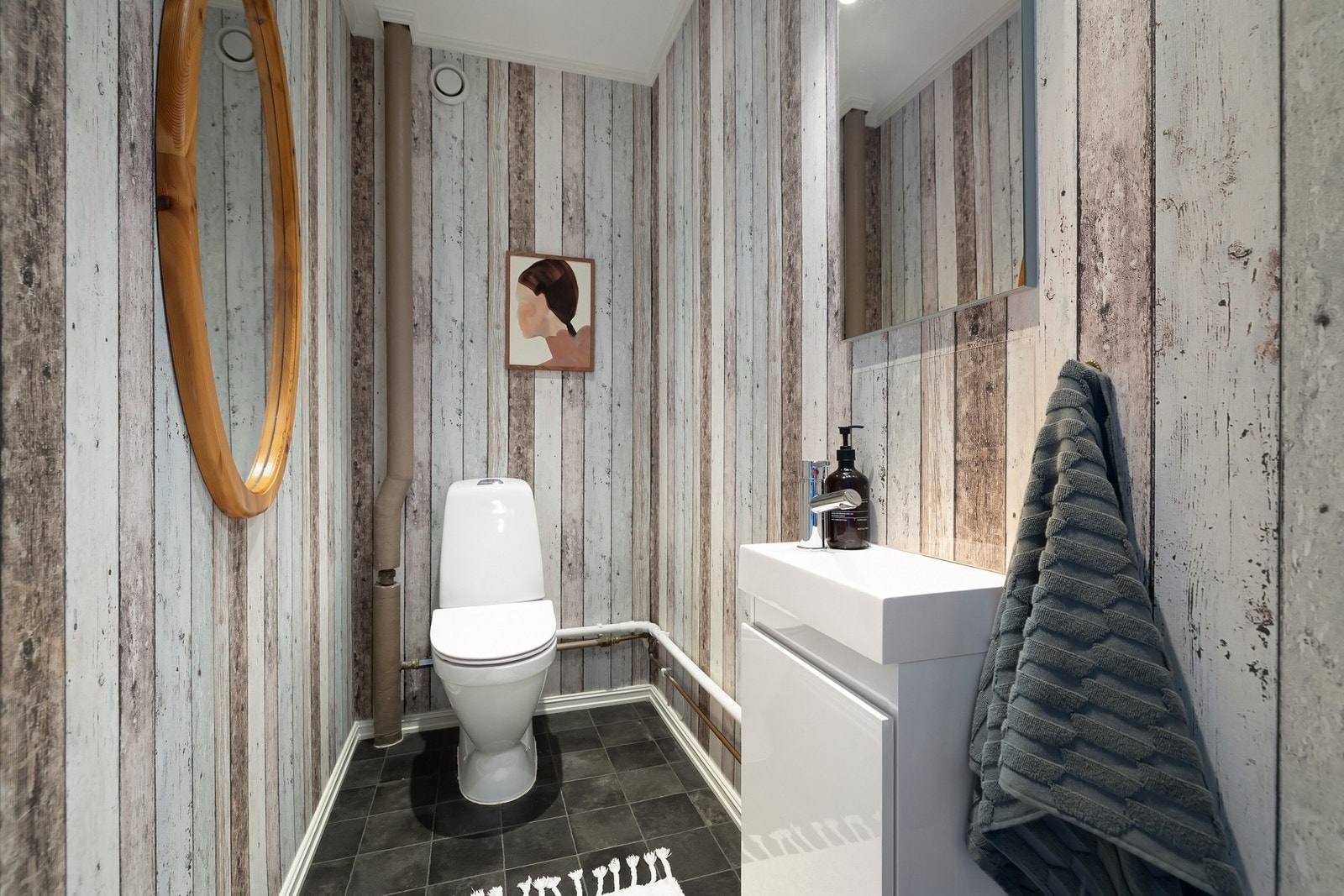Separat wc med servant ligger vegg i vegg med badet Galleribilde