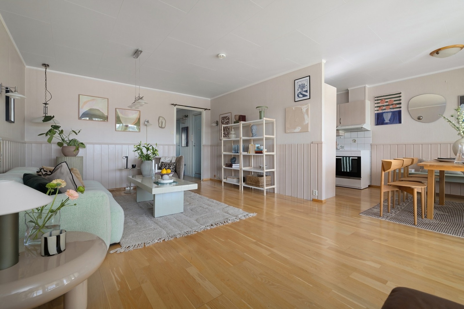 Herlig, åpen og luftig romfølelse med god plass til både sofa og ekstra sittegruppe. Alt etter behov og ønske Galleribilde