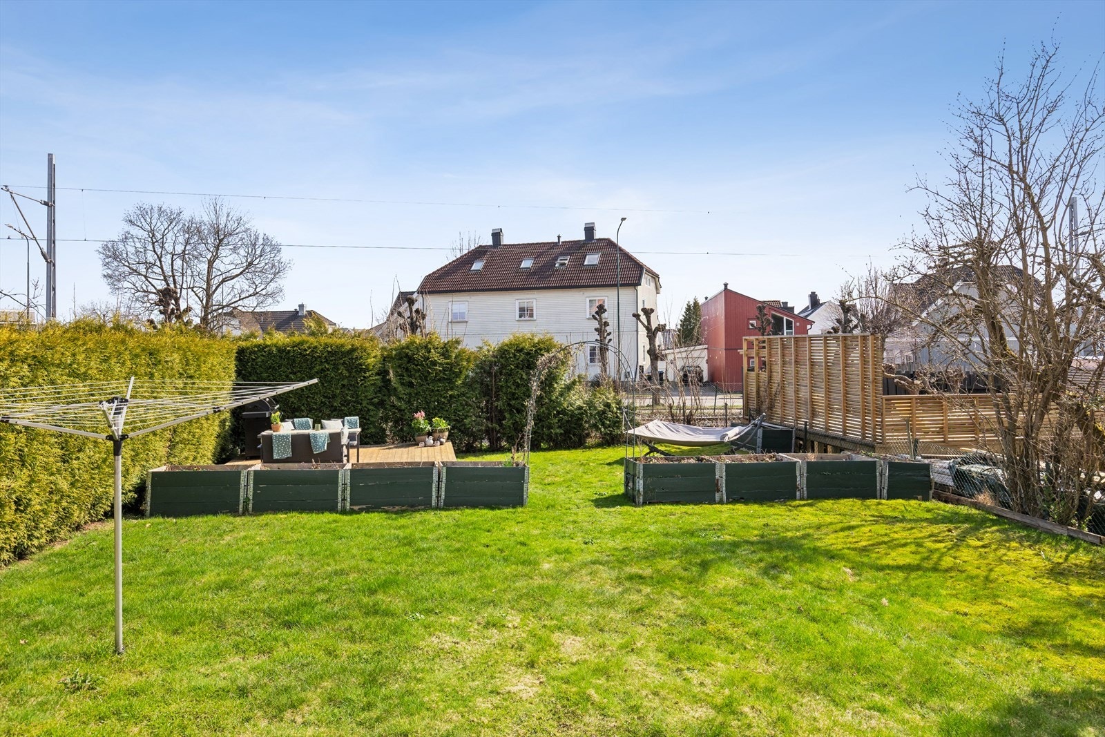 Leiligheten disponerer en egen flott del av hagen. Galleribilde