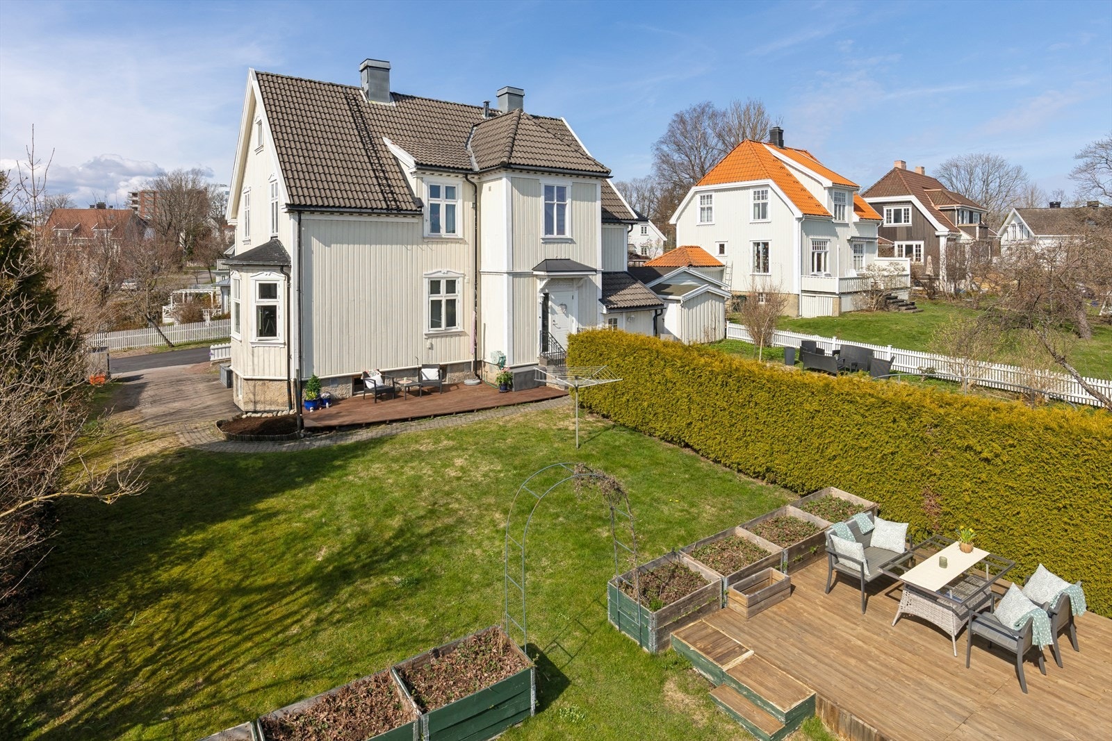 Her ligger det godt til rette for å innrede uteplassen med sittegrupper, beplantning og egne løsninger. Galleribilde