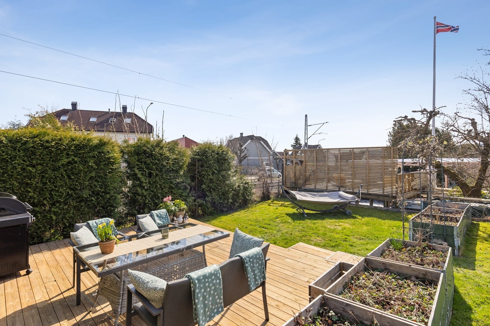 I hagen er det etablert en terrasseplatting på ca. 20 kvm med plass til utemøblementer og grill. Galleribilde