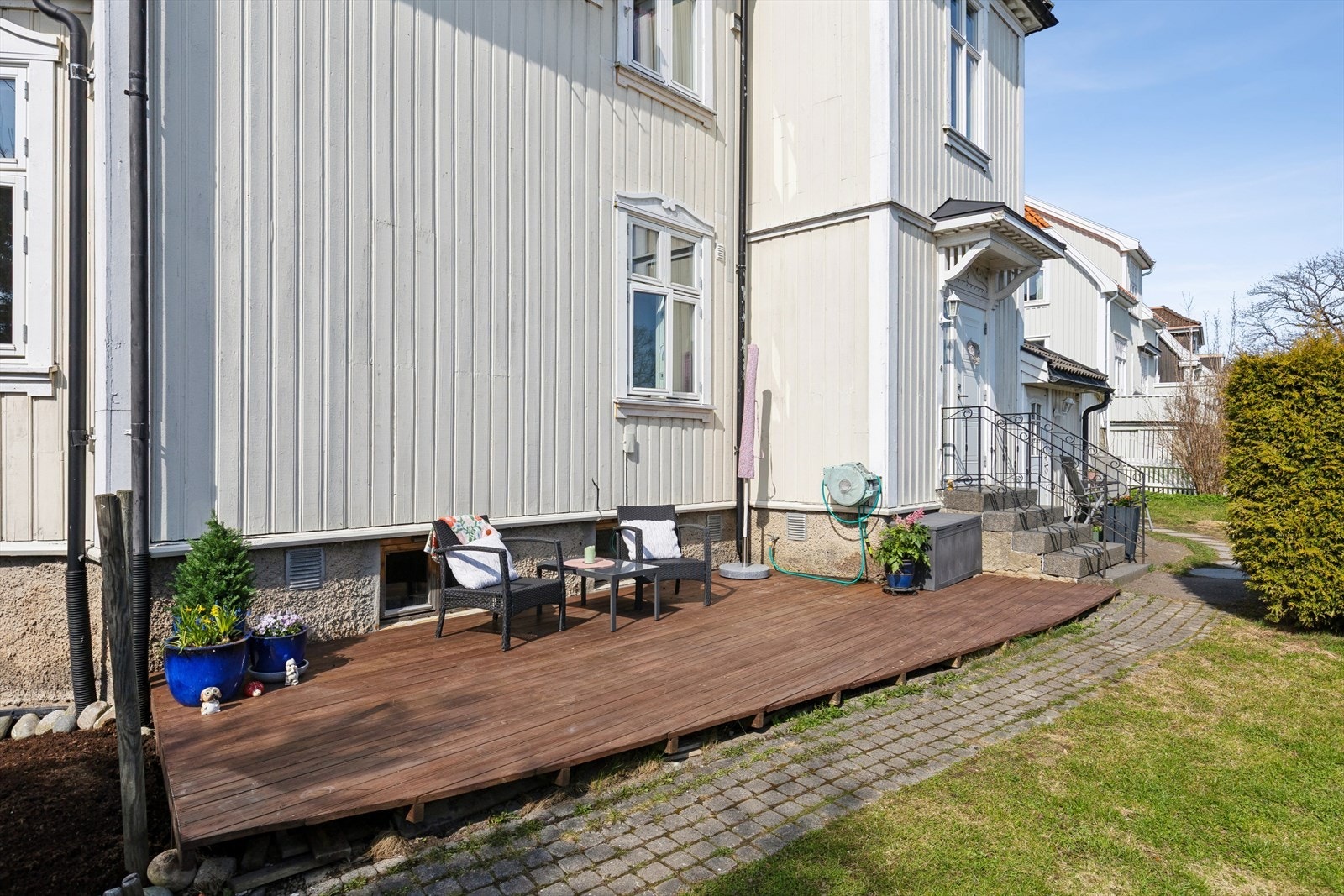 Inntil husveggen er det også en terrasseplatting på ca. 16 kvm. Galleribilde