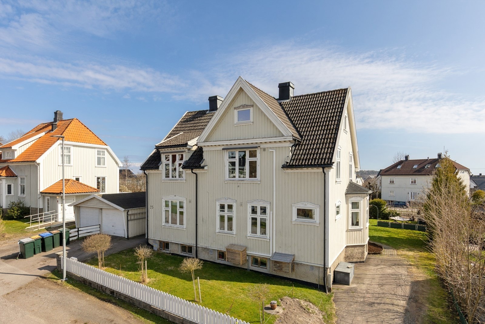 Leiligheten har egen parkering i gårdsplass. Galleribilde