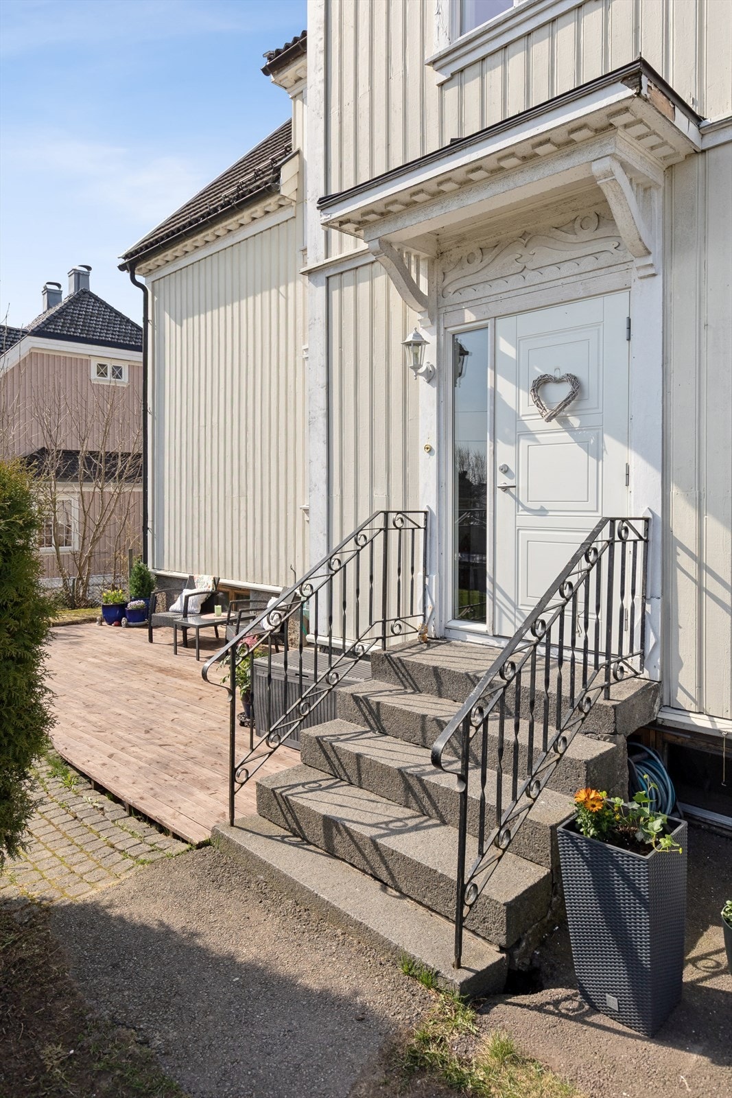 Innbydende felles inngangsparti med detaljer i tråd med byggets opprinnelige stil. Galleribilde