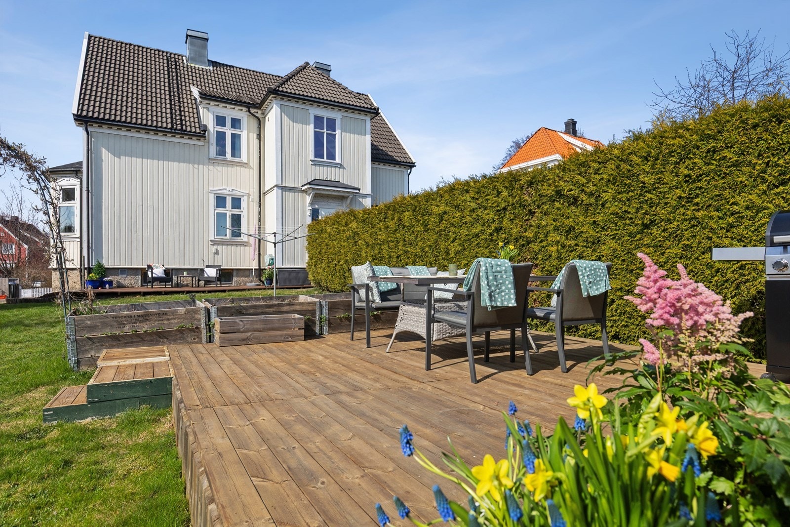 Dette er en stor selveierleilighet som er en del av en ærverdig villa fra 1917, beliggende i en rolig, barnevennlig gate i et av Tønsbergs eldste nabolag. Galleribilde