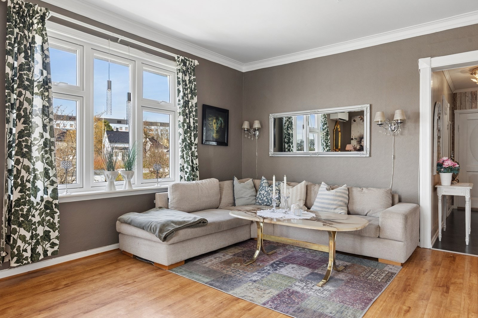 Stuen har store vindusflater som gir godt med lys. Galleribilde