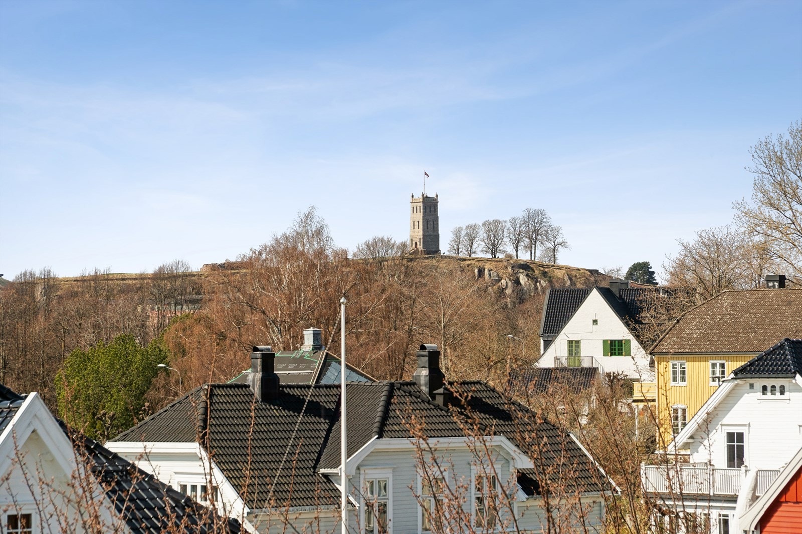 Fra eiendommen har du fin utsikt mot Slottsfjellet som er i gangavstand fra boligen. Galleribilde