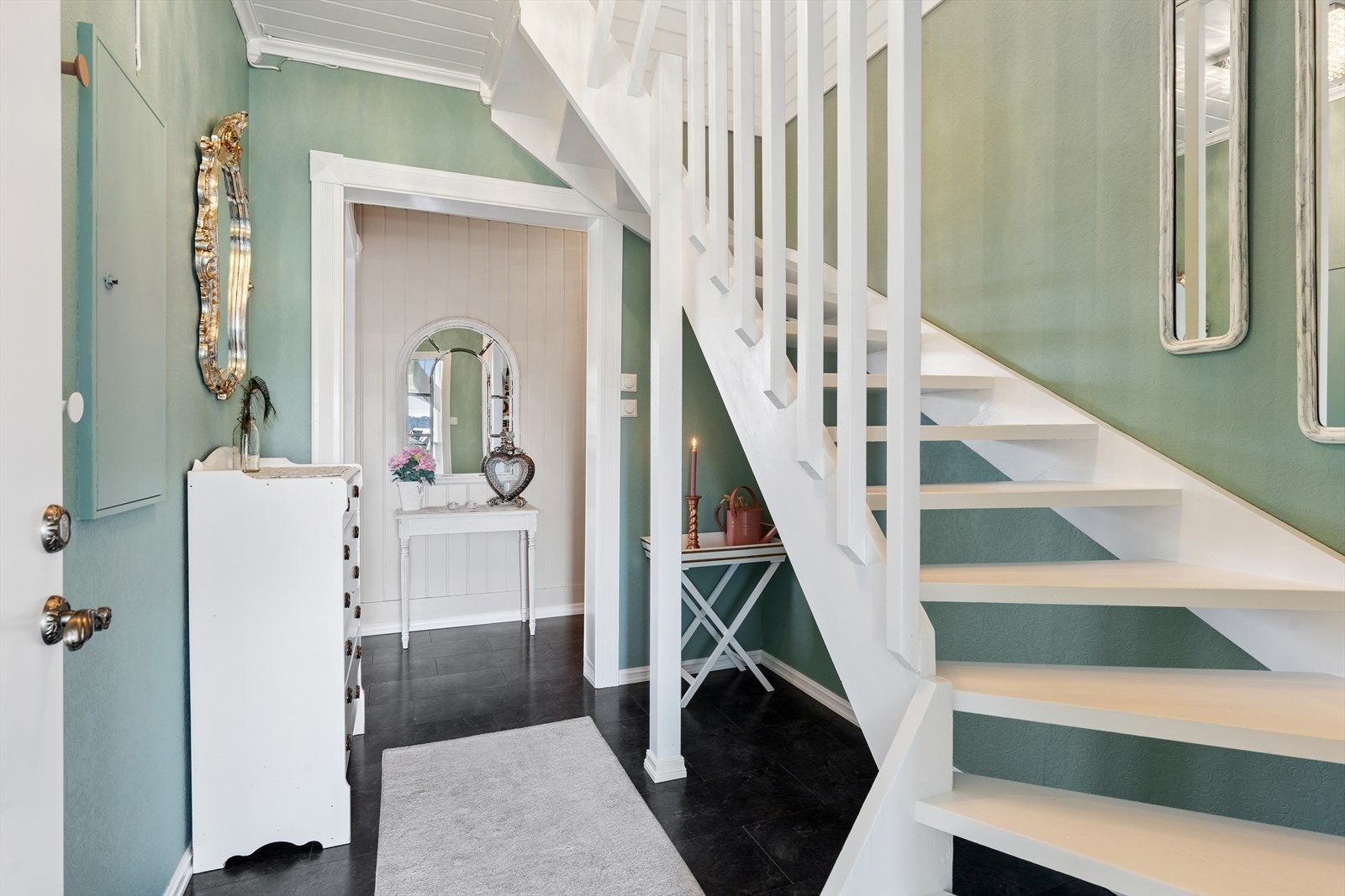 Innvendig møtes du av en romslig hall med trapp opp til loft. Galleribilde
