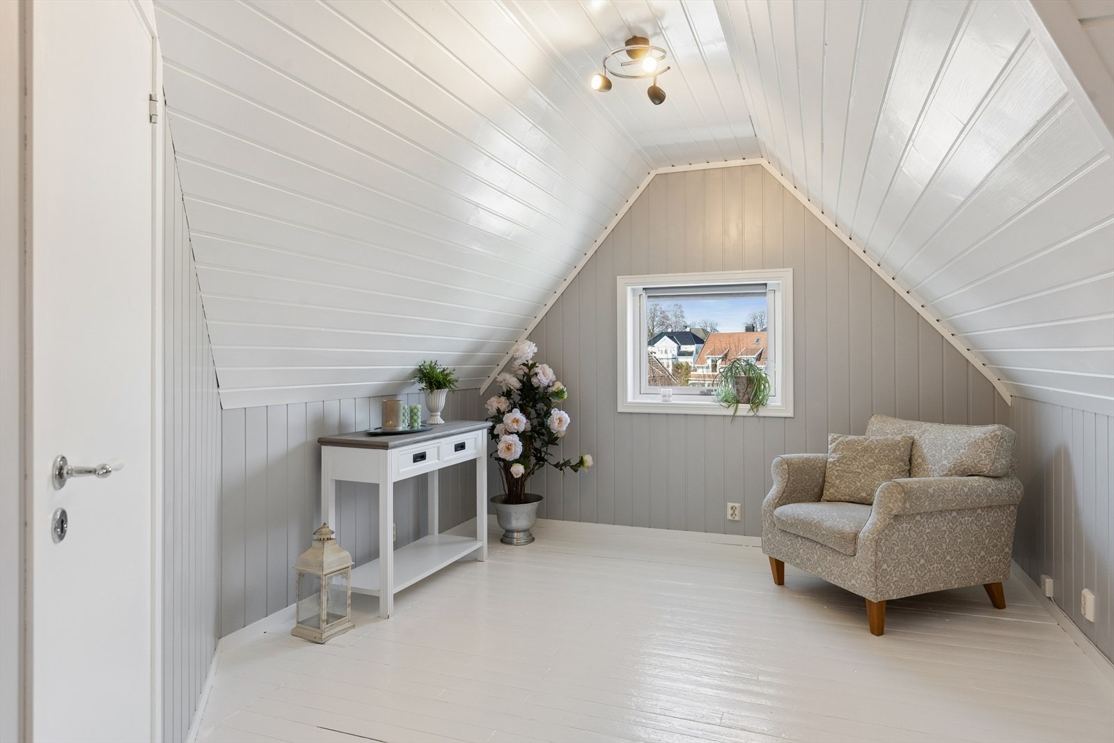 Loftsetasjen er innredet med en loftstue og et soverom. Etasjen er ikke godkjent for varig opphold. Se punkt under ferdigattest i salgsoppgaven for mer informasjon. Galleribilde