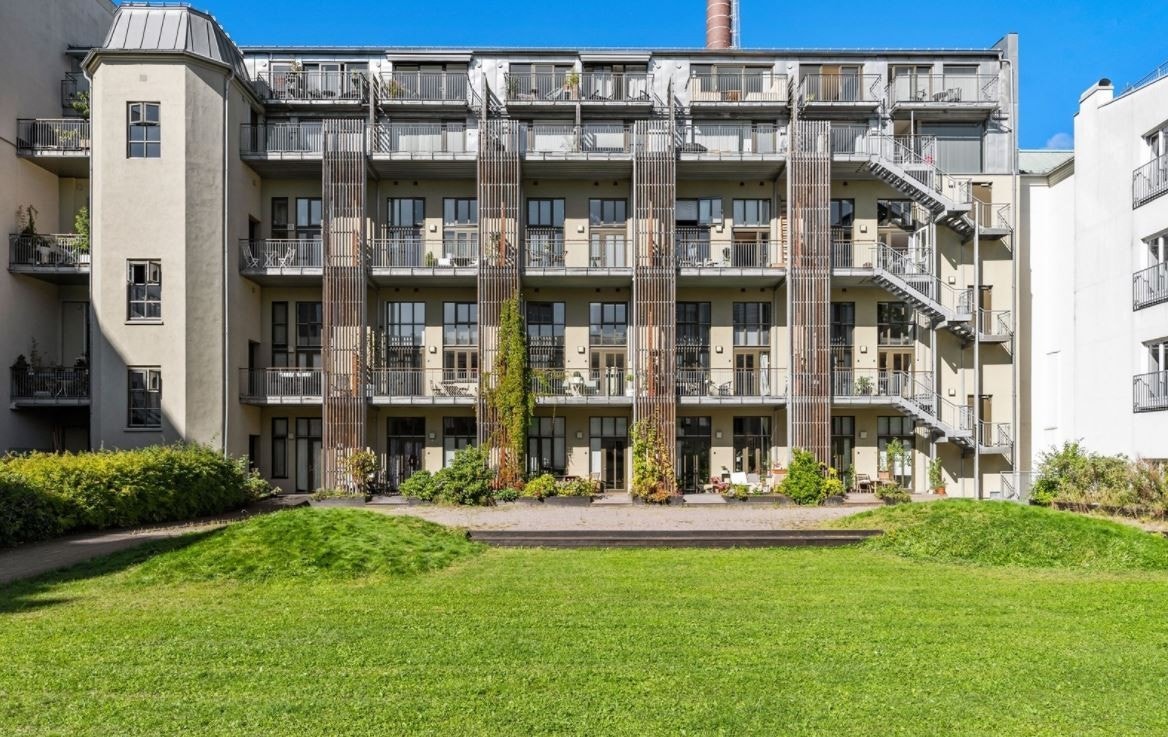 Stor, låst bakgård (inngang til leiligheten fra bakgård). Galleribilde