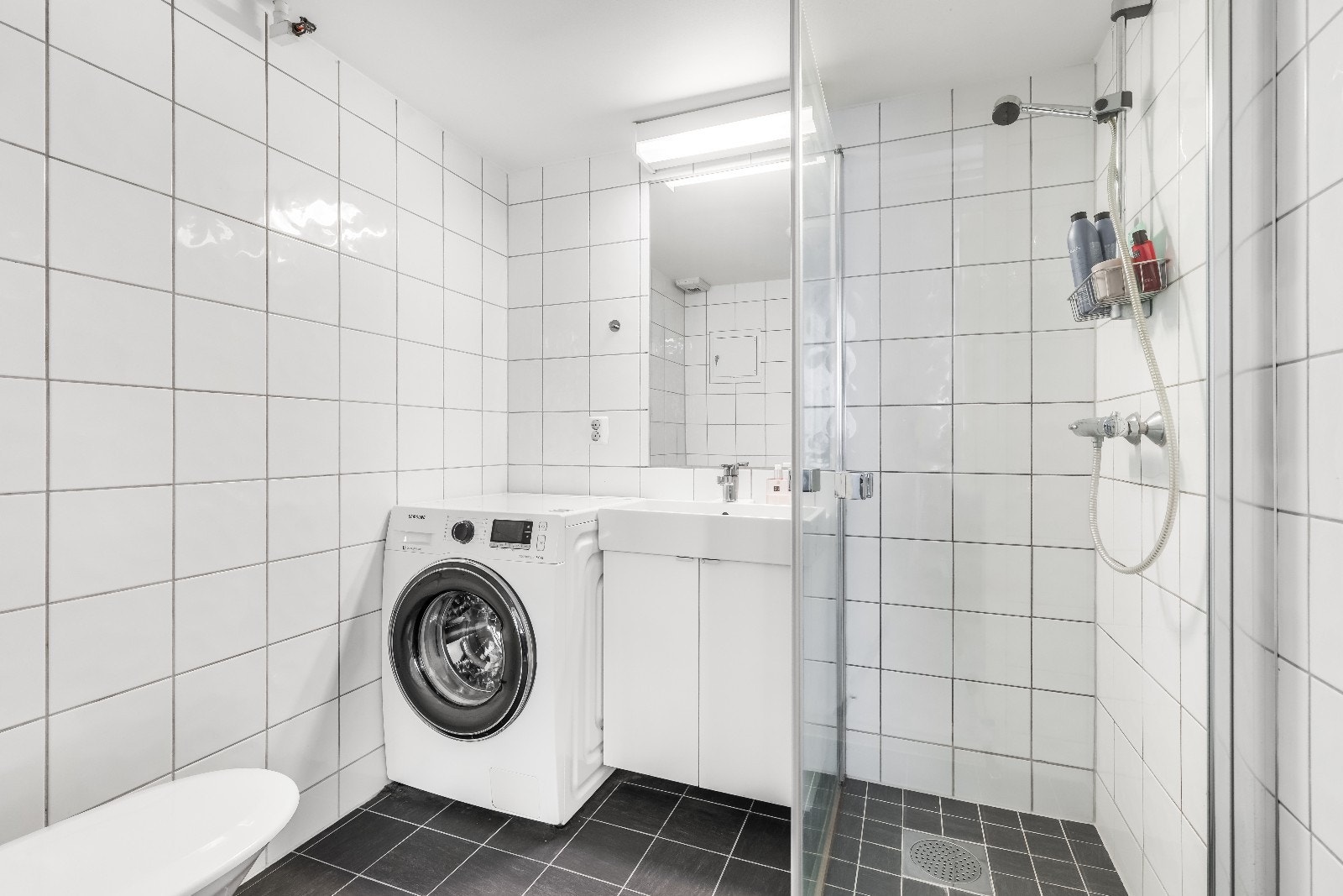 Flislagt bad med vaskemaskin Galleribilde