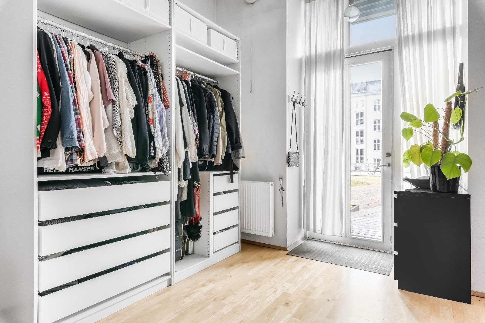 Inngangsparti, dør går til bakgård. Galleribilde