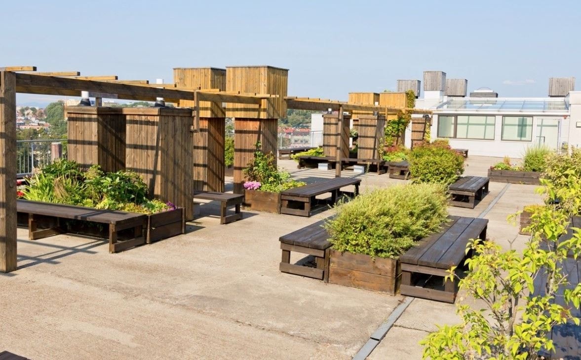 Flott takterrasse som kan benyttes av alle. Galleribilde