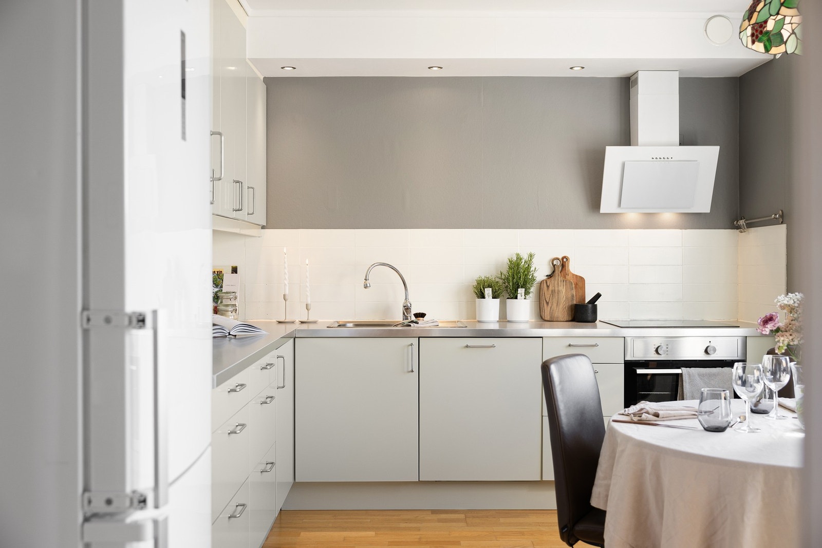 Innredningen er i fabrikkmalt utførelse med slette fronter. Laminat benkeplate med nedfelt koketopp og nedfelt oppvaskkum med ettgreps blandebatteri. Galleribilde