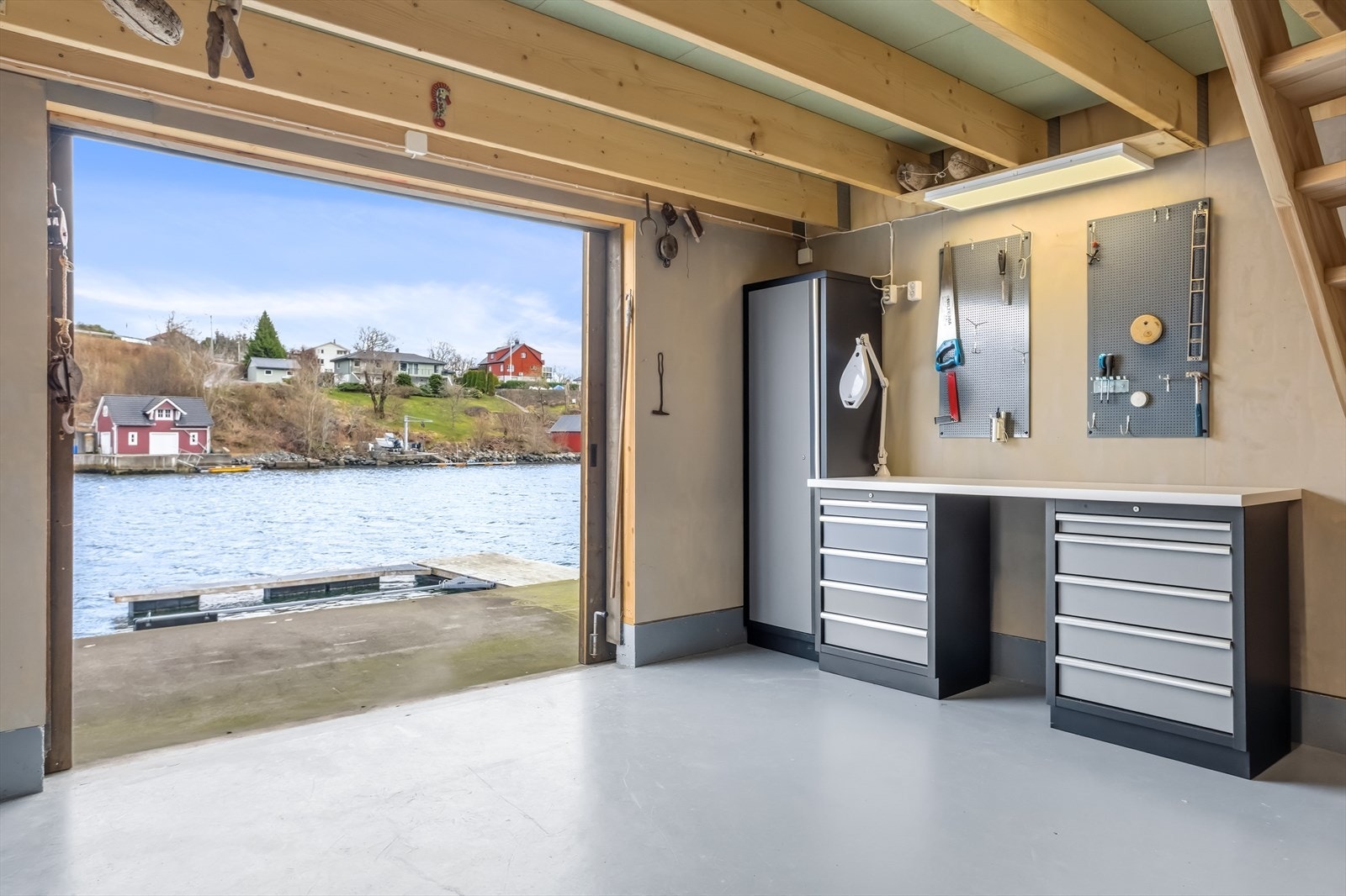 Arbeidsbenk og høyskap medfølger Galleribilde