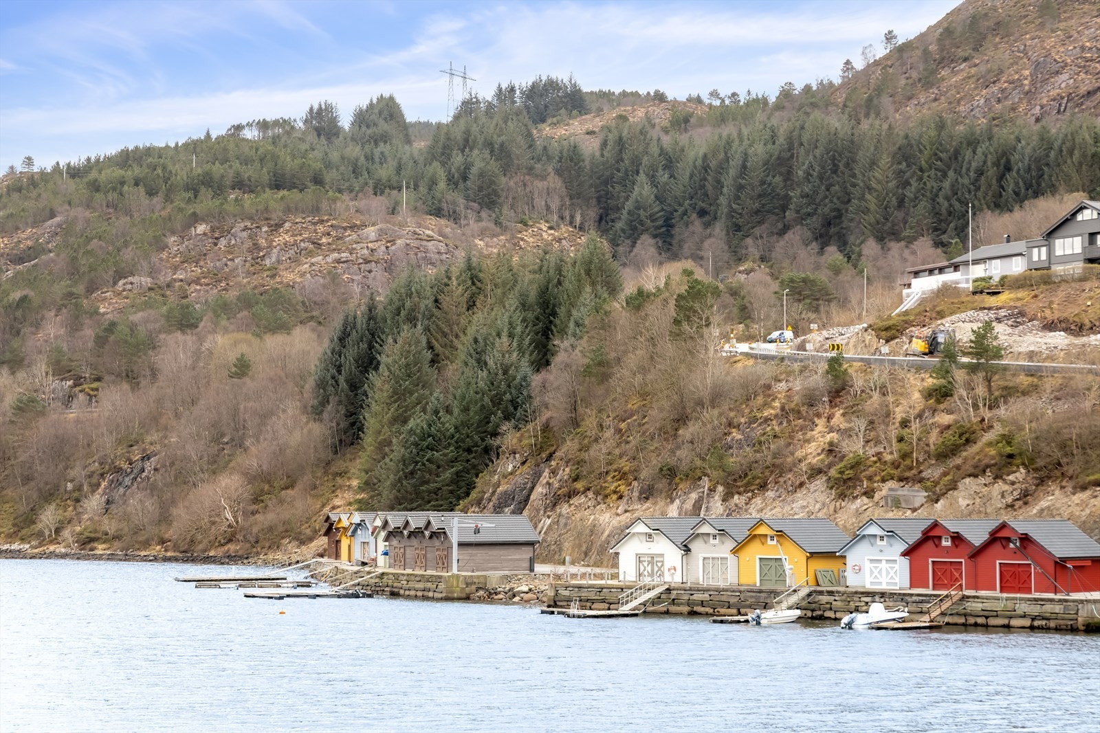 Kort vei med båt til flotte fiske- og badeplasser i en nydelig skjærgård. Galleribilde