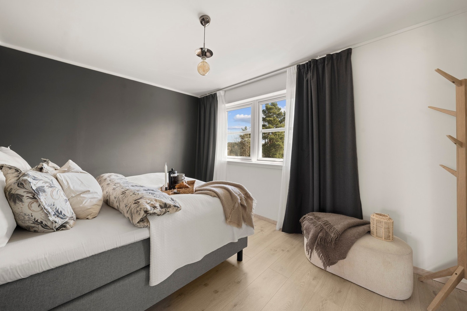 Hovedsoverommet i 2. etasje er romslig og innbydende, med god plass til stor seng, garderobeløsning og øvrig møblement. De rolige fargevalgene og fine lysforholdene skaper en lun og avslappende atmosfære. Galleribilde