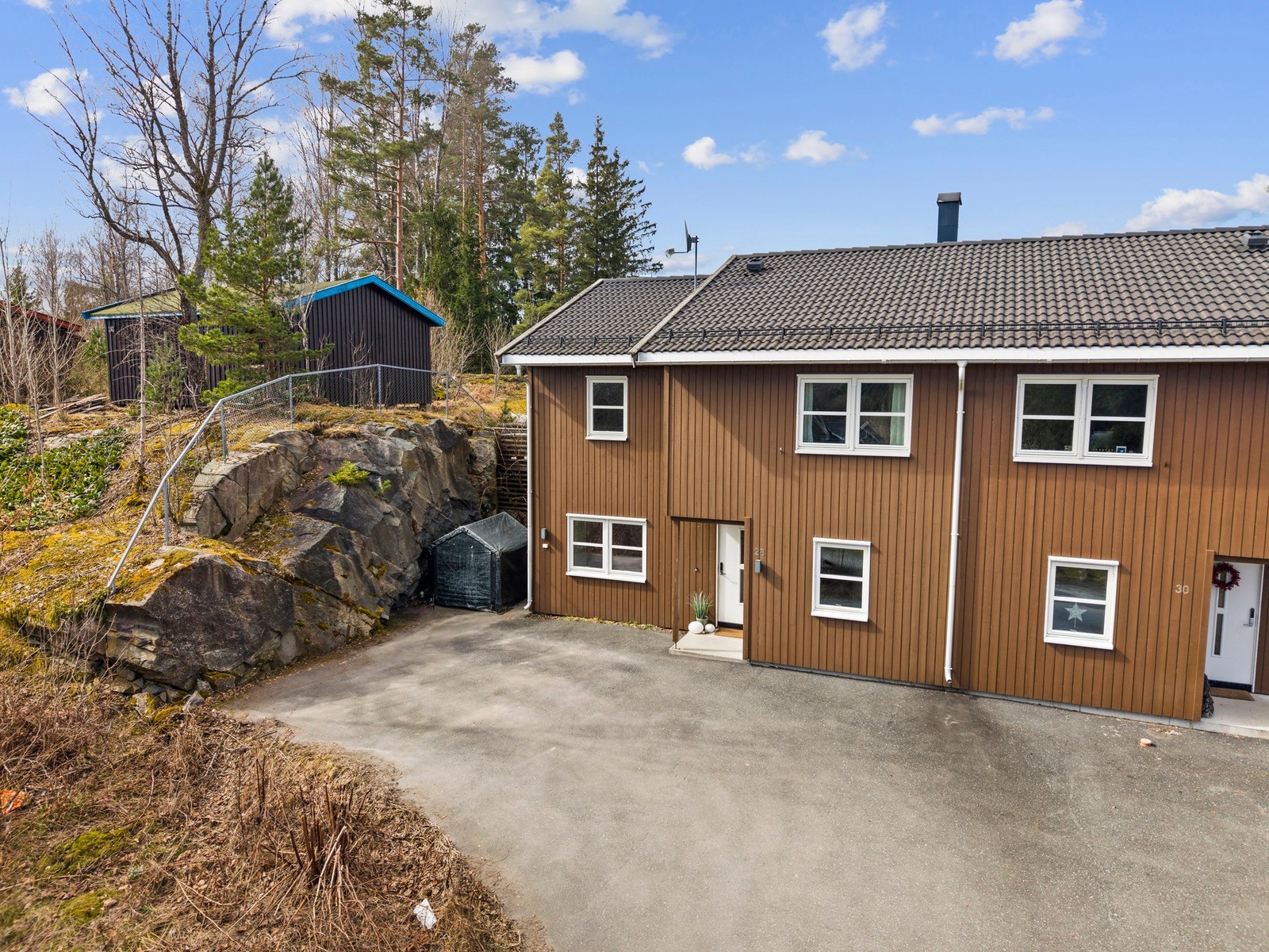 Romslig gårdsplass med gode parkeringsmuligheter rett utenfor boligen gjør hverdagen både enkel og praktisk. Her er det god plass til flere biler, og installert elbillader gir en komfortabel løsning for lading hjemme. Galleribilde