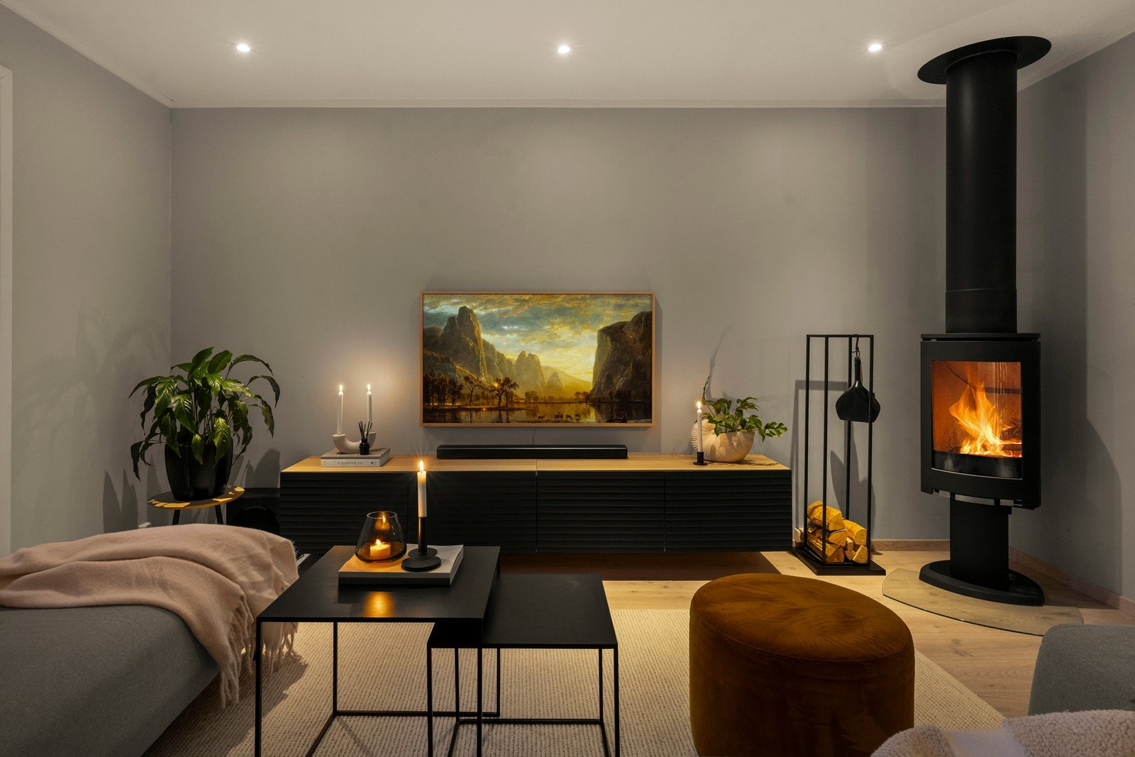 I stuen bidrar ildstedet med både varme og sjarm, og skaper en rolig og avslappende atmosfære som gjør rommet til boligens naturlige hjerte på kjølige kvelder. Galleribilde