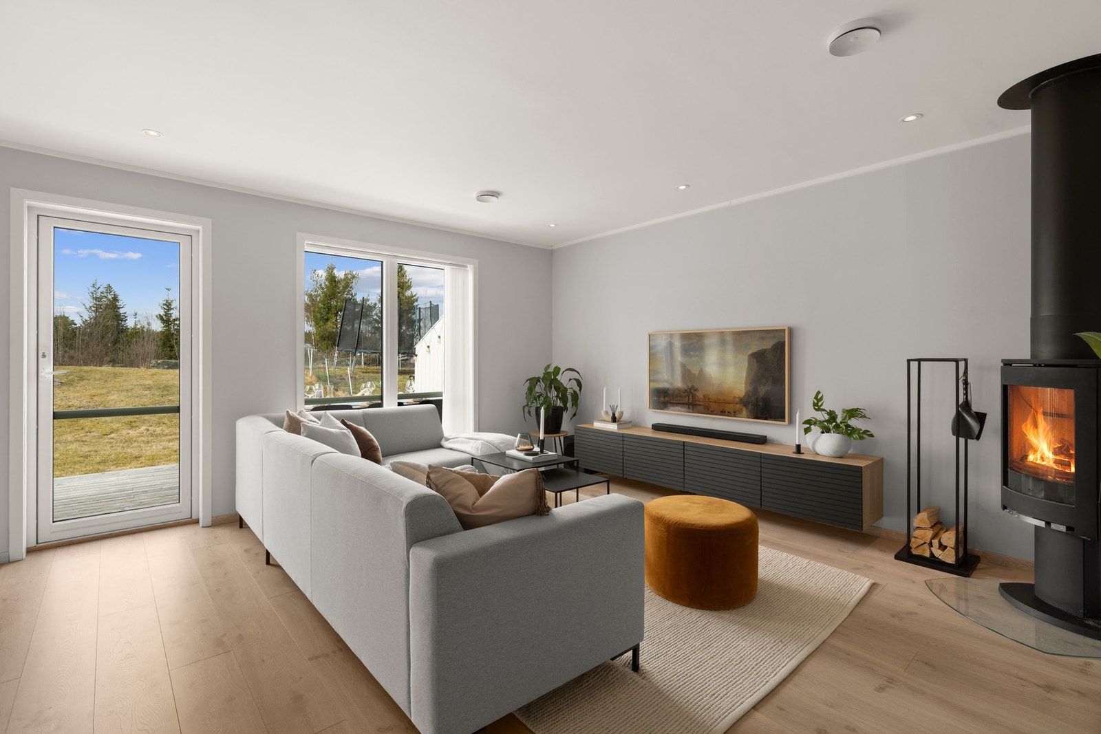 Boligen har gode møbleringsmuligheter med naturlige soner for både sofa, spisebord og øvrig innredning. Galleribilde