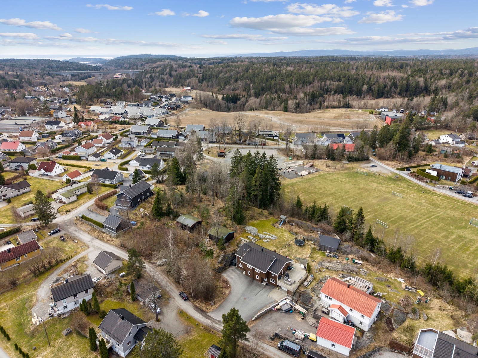 Når du velger bolig, velger du også nabolag. Nærbutikk. Skolevei. Nærhet til naturen. Nye naboer. Rammen rundt der du bor. Galleribilde