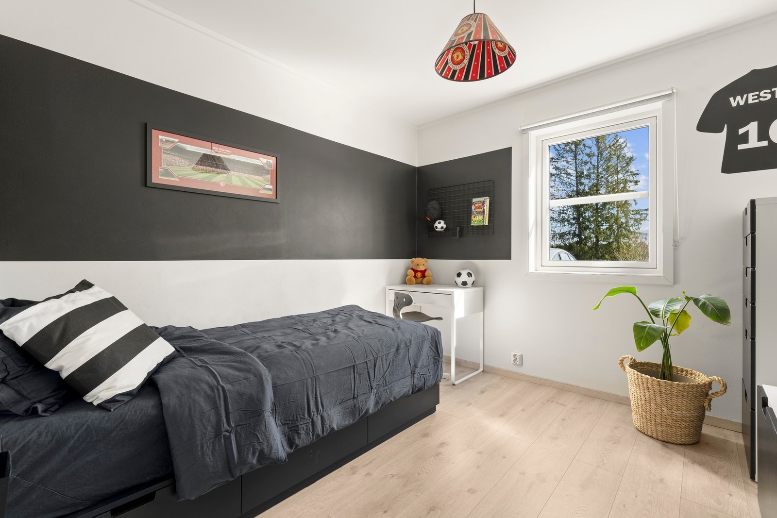 Et innbydende soverom med fine lysforhold og en rolig atmosfære, godt tilpasset som barnerom eller ungdomsrom med plass til både seng, oppbevaring og en praktisk arbeidssone. Galleribilde