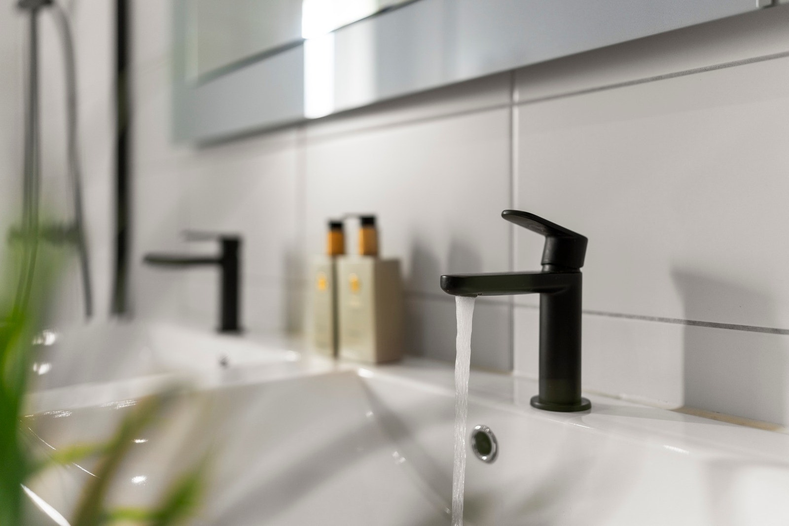 Detaljene er gjennomført med moderne armaturer, integrert belysning og en lun atmosfære som gir badet et eksklusivt og innbydende preg. Galleribilde