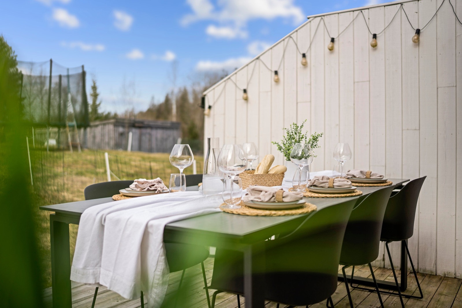 På dagtid inviterer samme uteplass til rolige morgener, lange lunsjer i solen og en avslappet hverdag med god plass til å nyte de flotte omgivelsene. Galleribilde