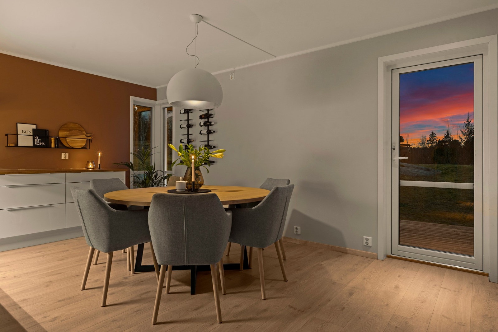 Spiseplassen blir et varmt og sosialt samlingspunkt med utsyn mot terrassen, hvor overgangen mellom inne og ute skaper en ekstra hyggelig stemning gjennom hele året. Galleribilde