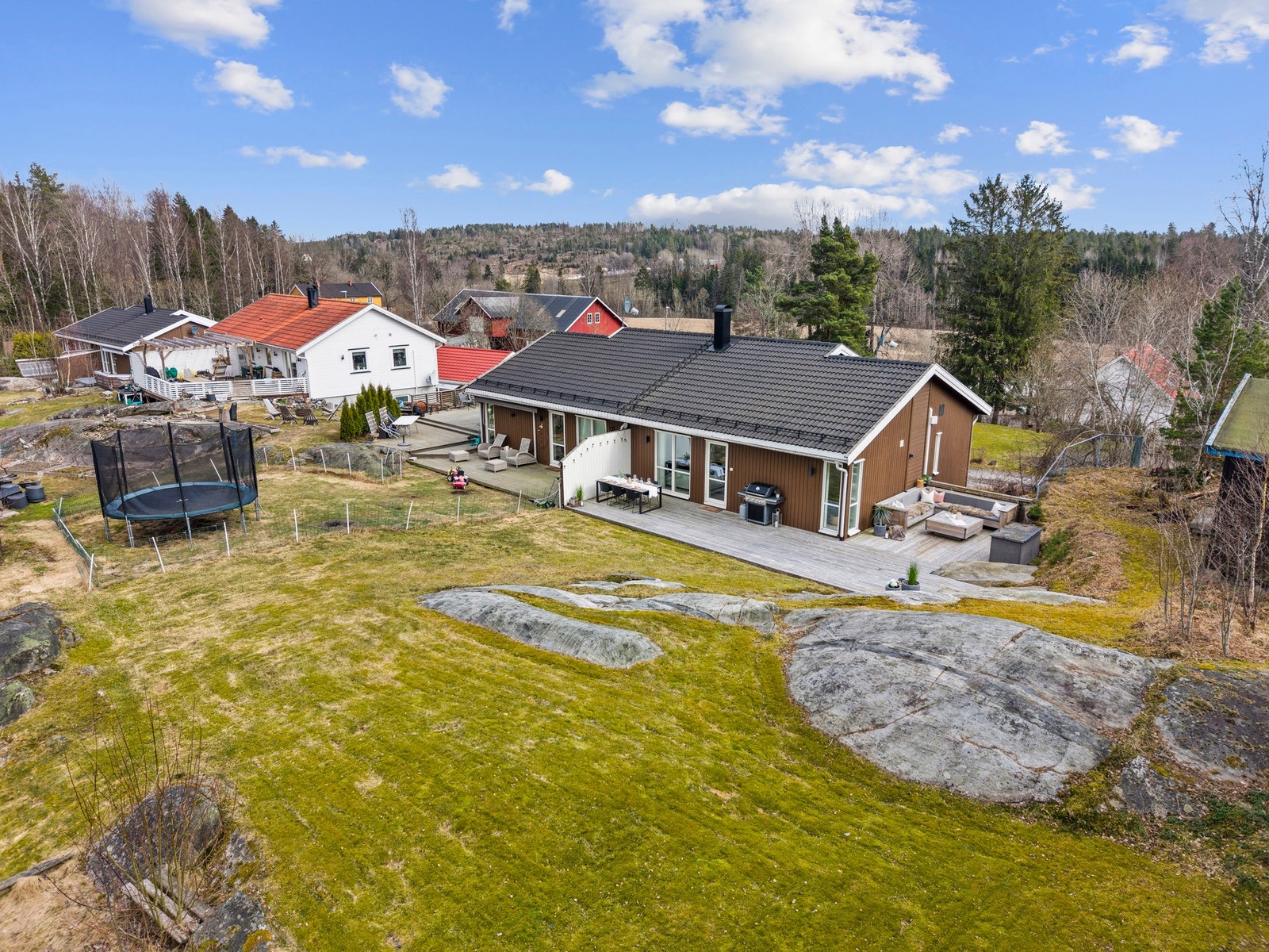 Tomten på 511 m² er pent opparbeidet med gode uteområder, romslig terrasse og fine soner for både lek, avslapning og sosiale sammenkomster. Her får du en skjermet og familievennlig hage med gode solforhold og god plass til å nyte utelivet gjennom hele ses Galleribilde