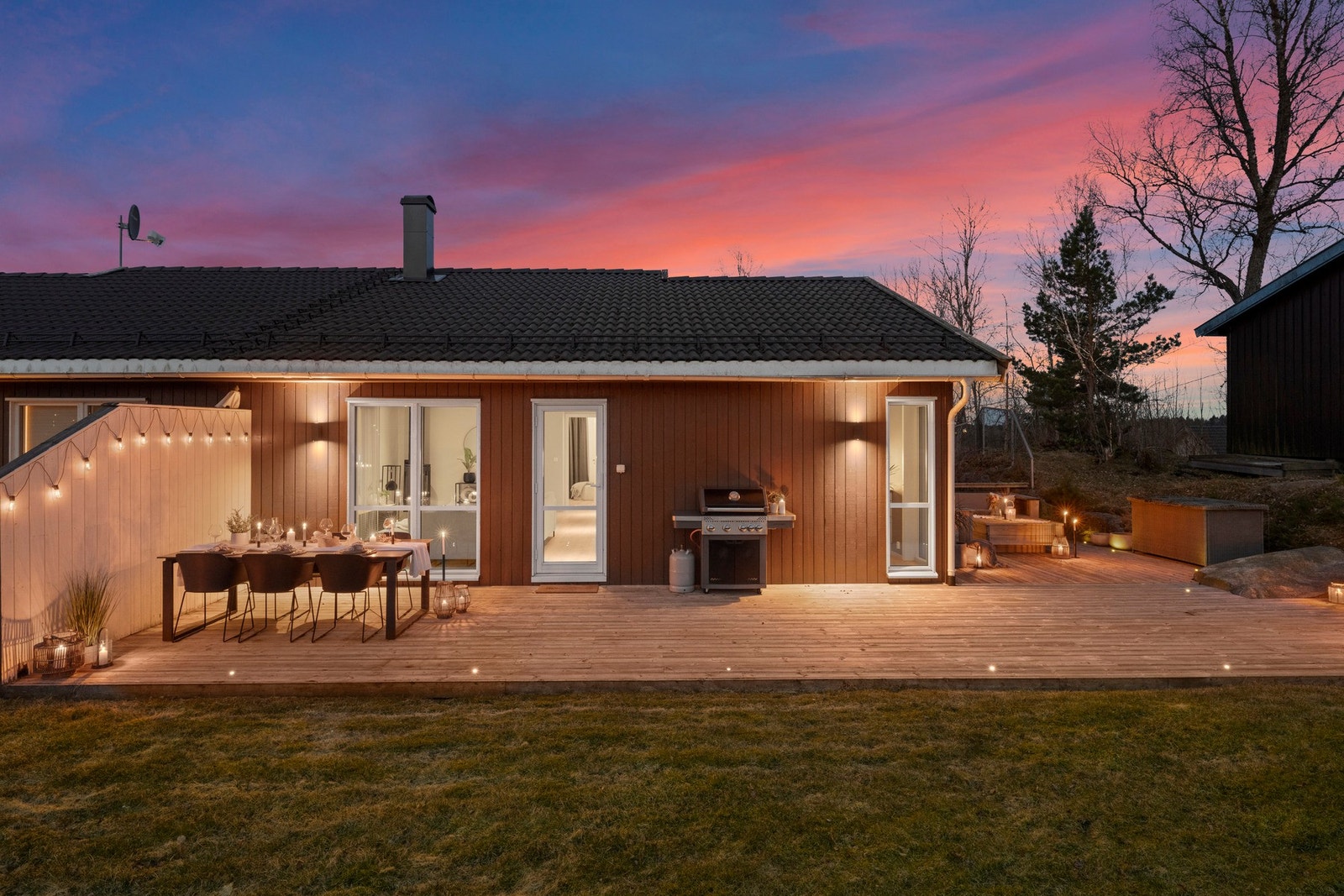 Meget romslige, nordvestvendte terrassen på ca. 38 m², som byr på flotte solforhold og gode soner for både avslapning og sosiale sammenkomster. Her skapes en naturlig forlengelse av oppholdsrommet, perfekt for lange sommerkvelder og hyggelige måltider ute Galleribilde