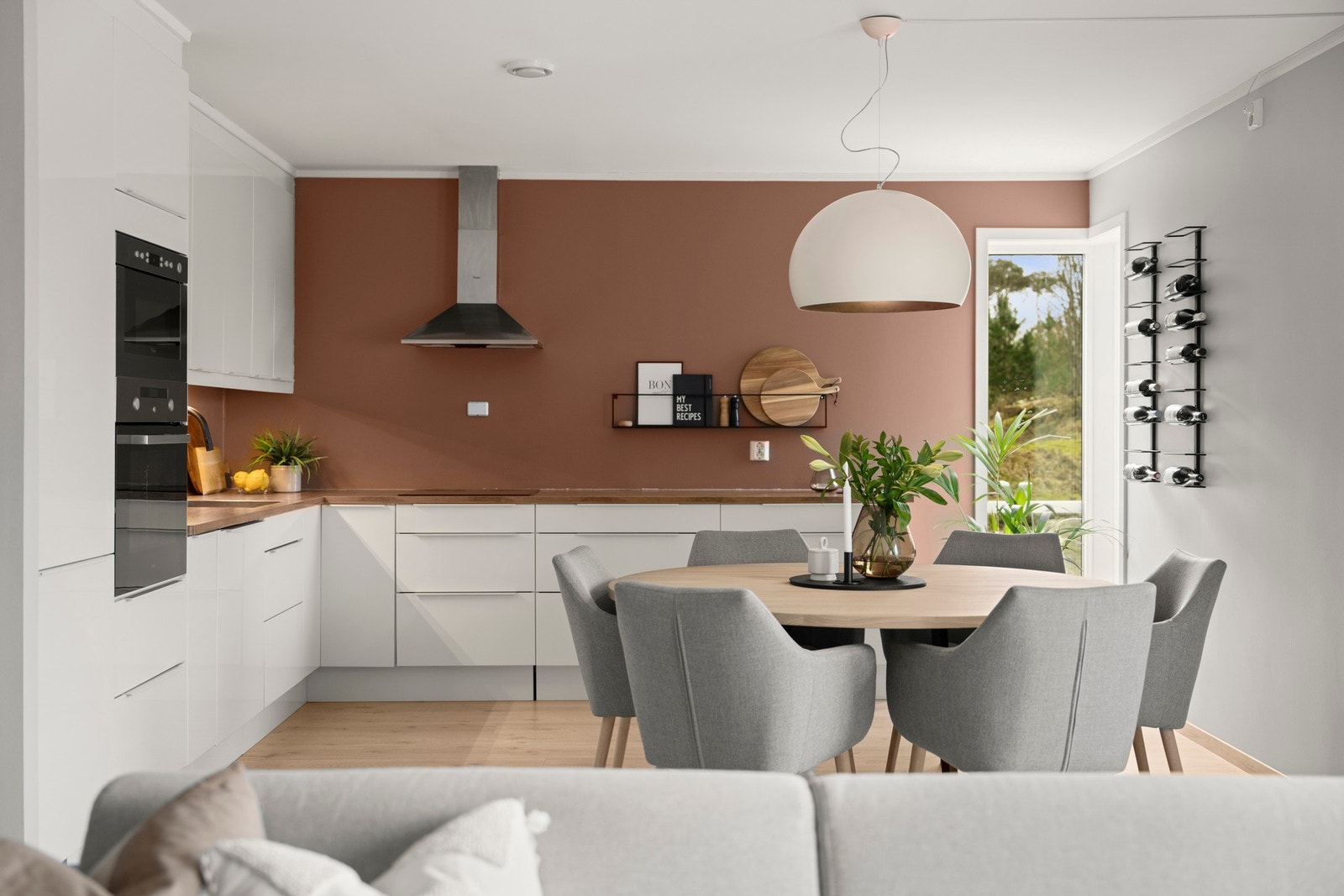Det delikate kjøkkenet ligger i en åpen og sosial løsning mot spiseplass og stue, noe som skaper en naturlig møteplass i hverdagen. Her kombineres stilrent design med praktiske løsninger og gode arbeidsflater. Galleribilde