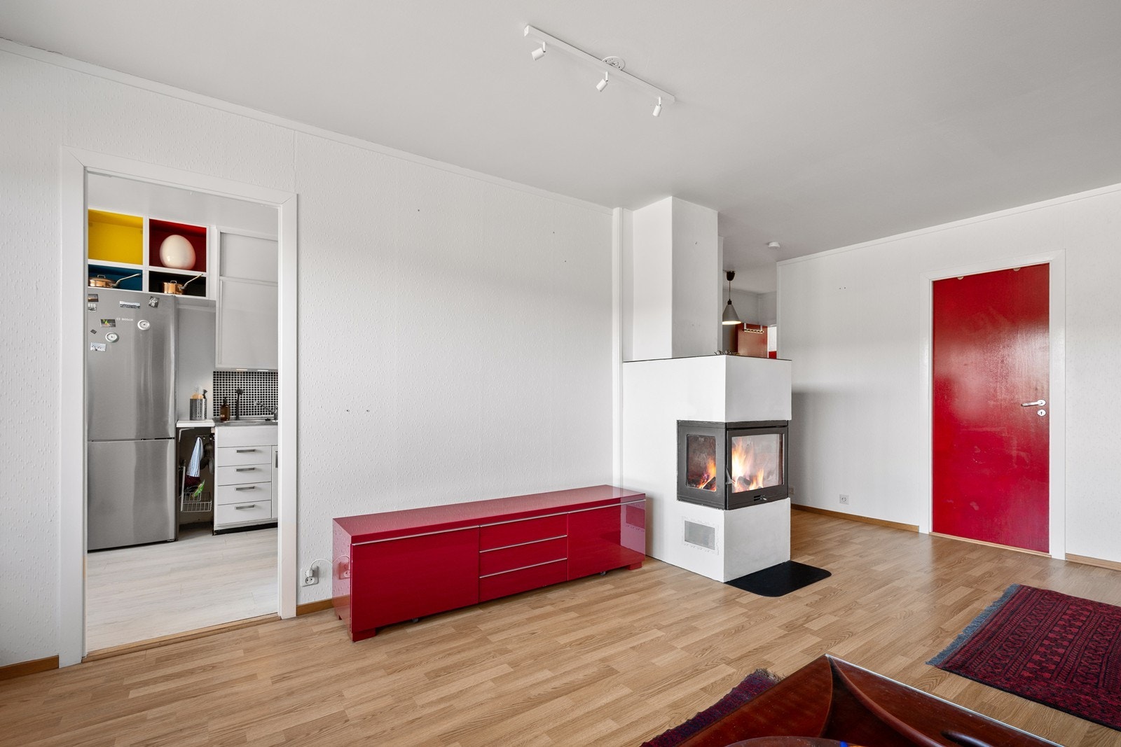 Stuen har en lekker peisinnsats som er synlig fra både gang, soverom og stue - dette gir en ekstra lun og hyggelig stemning i rommet. Galleribilde